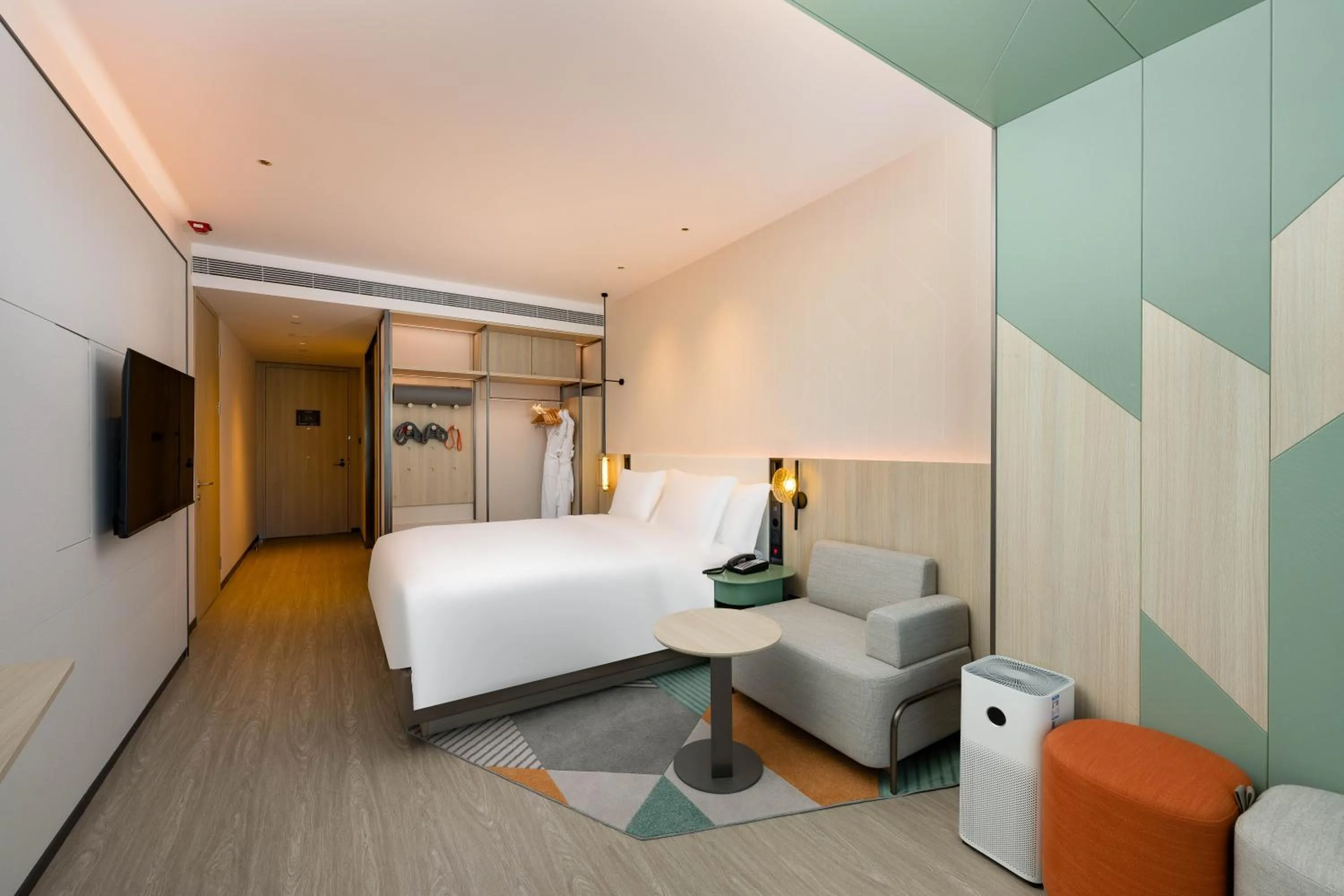 Photo of the whole room, Bed in EVEN Hotel Qingdao Laoshan - an IHG Hotel