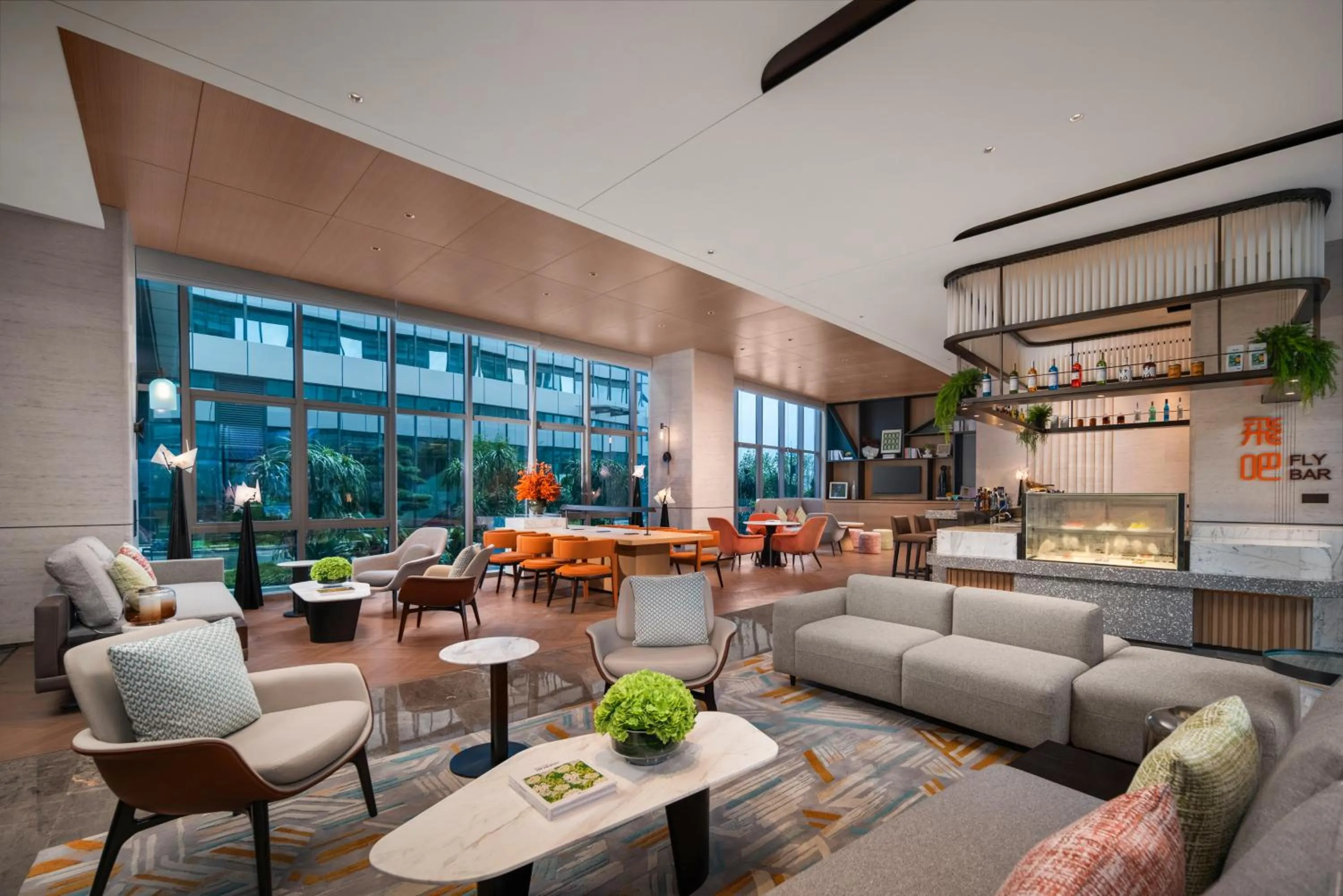 Lounge or bar in Holiday Inn Guiyang Airport by IHG