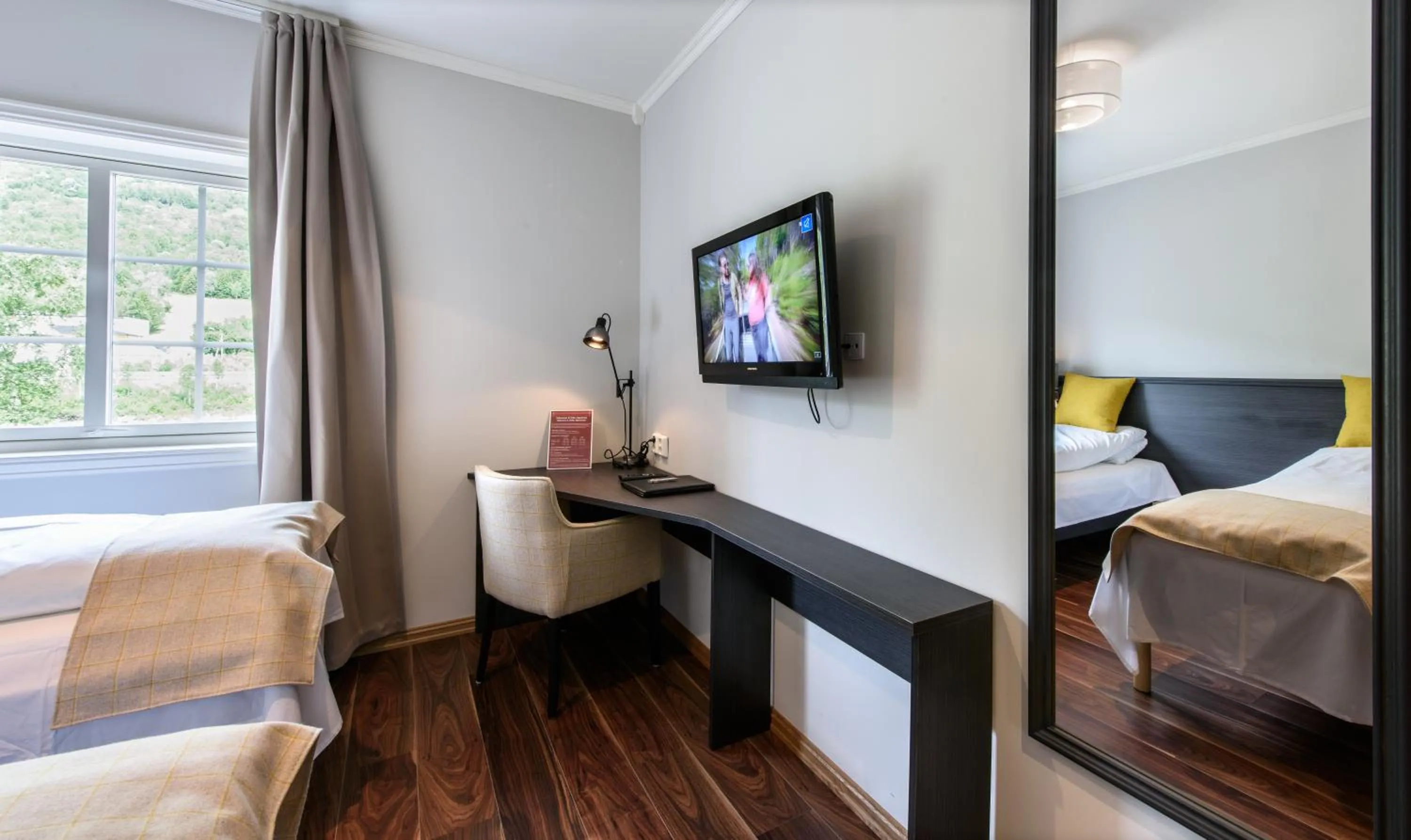 Communal lounge/ TV room, Bed in Vollan Gjestestue