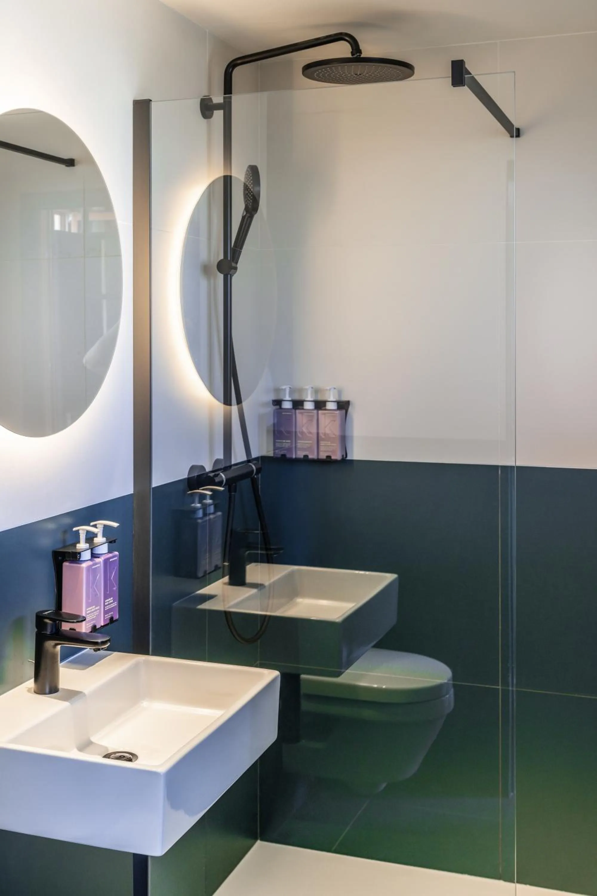 Shower in TRIBE Paris Clichy