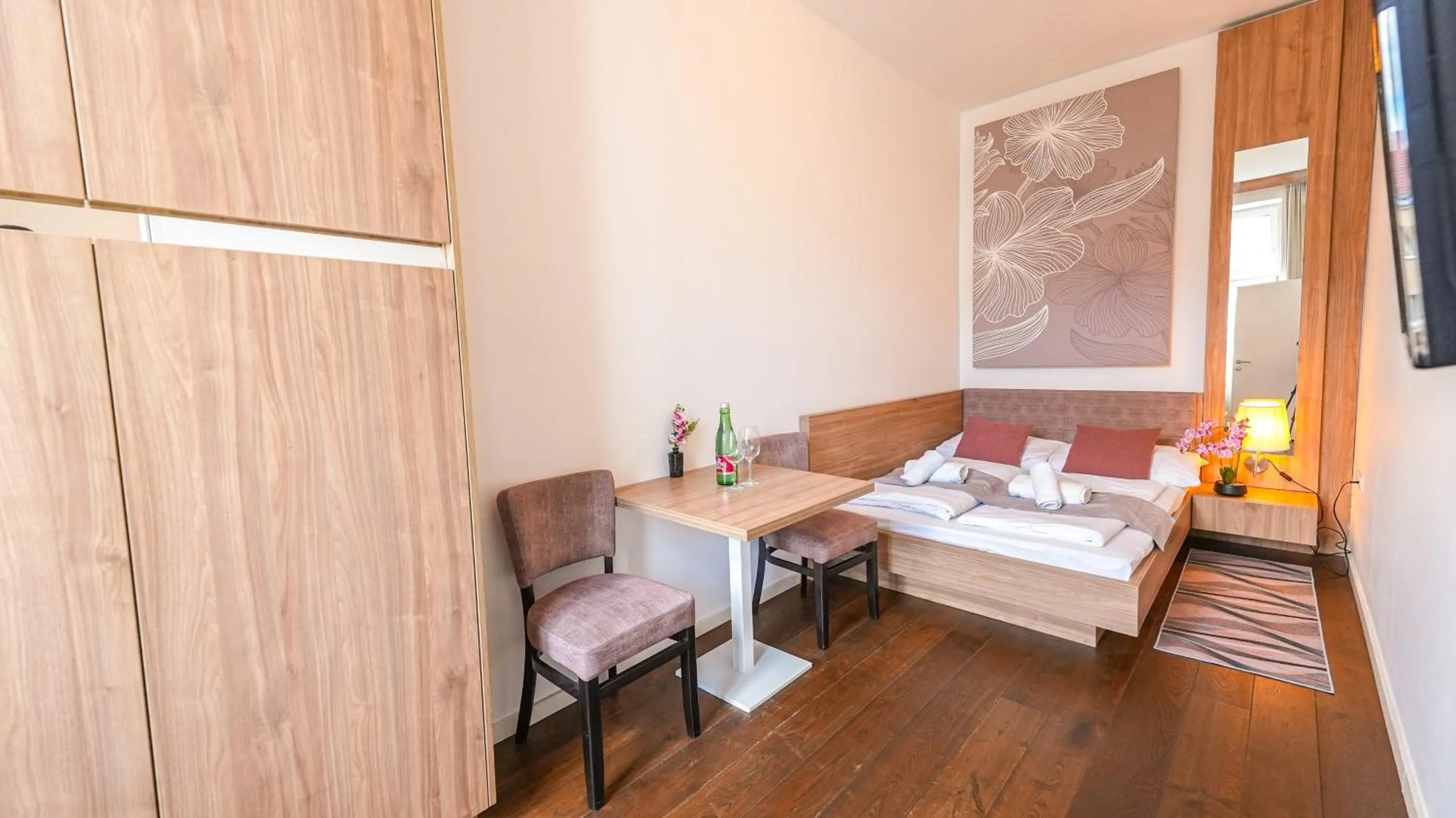 Bed in Christiano Apartments Hauptbahnhof | contactless check-in