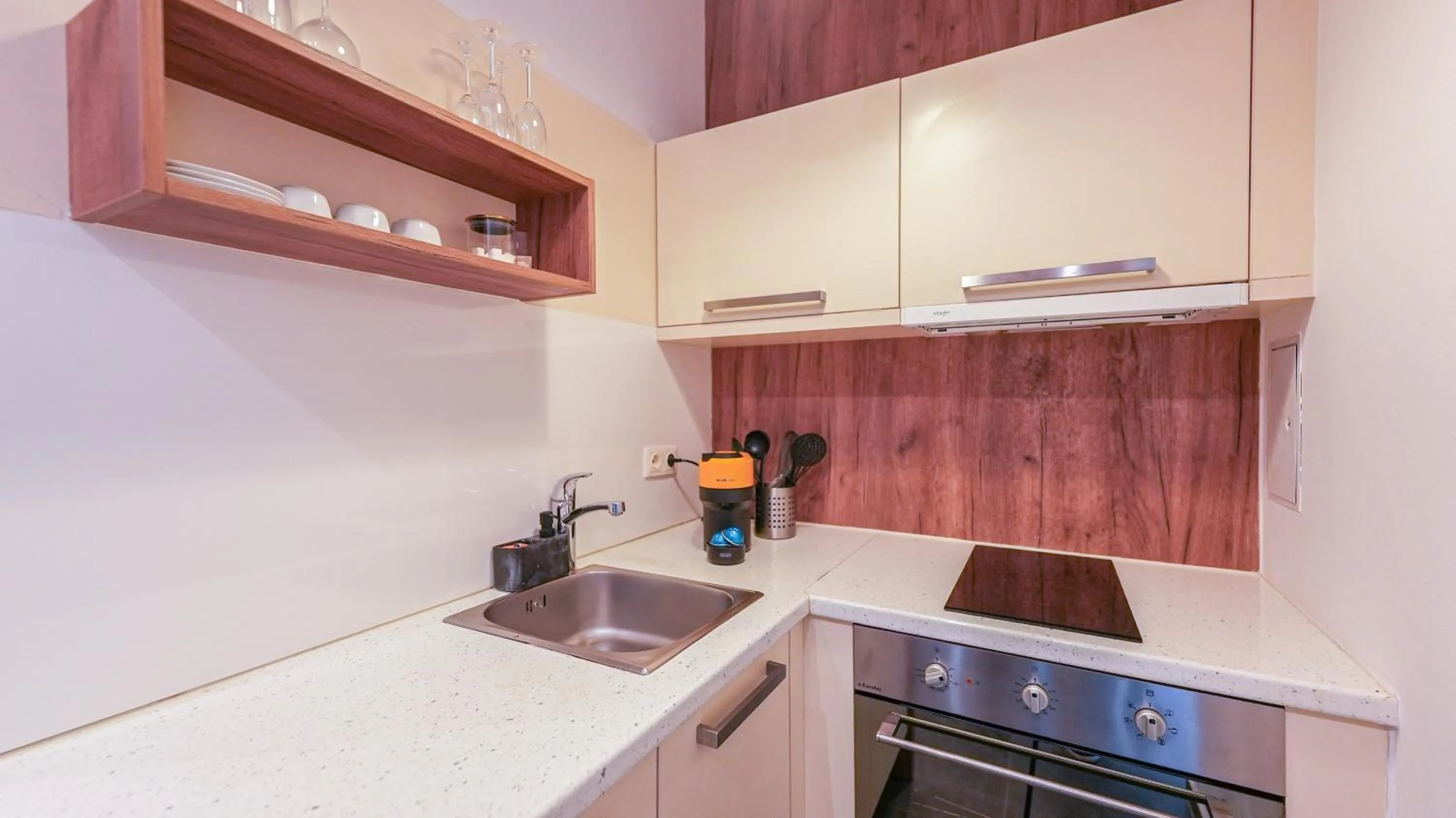 Kitchen or kitchenette in Christiano Apartments Hauptbahnhof | contactless check-in