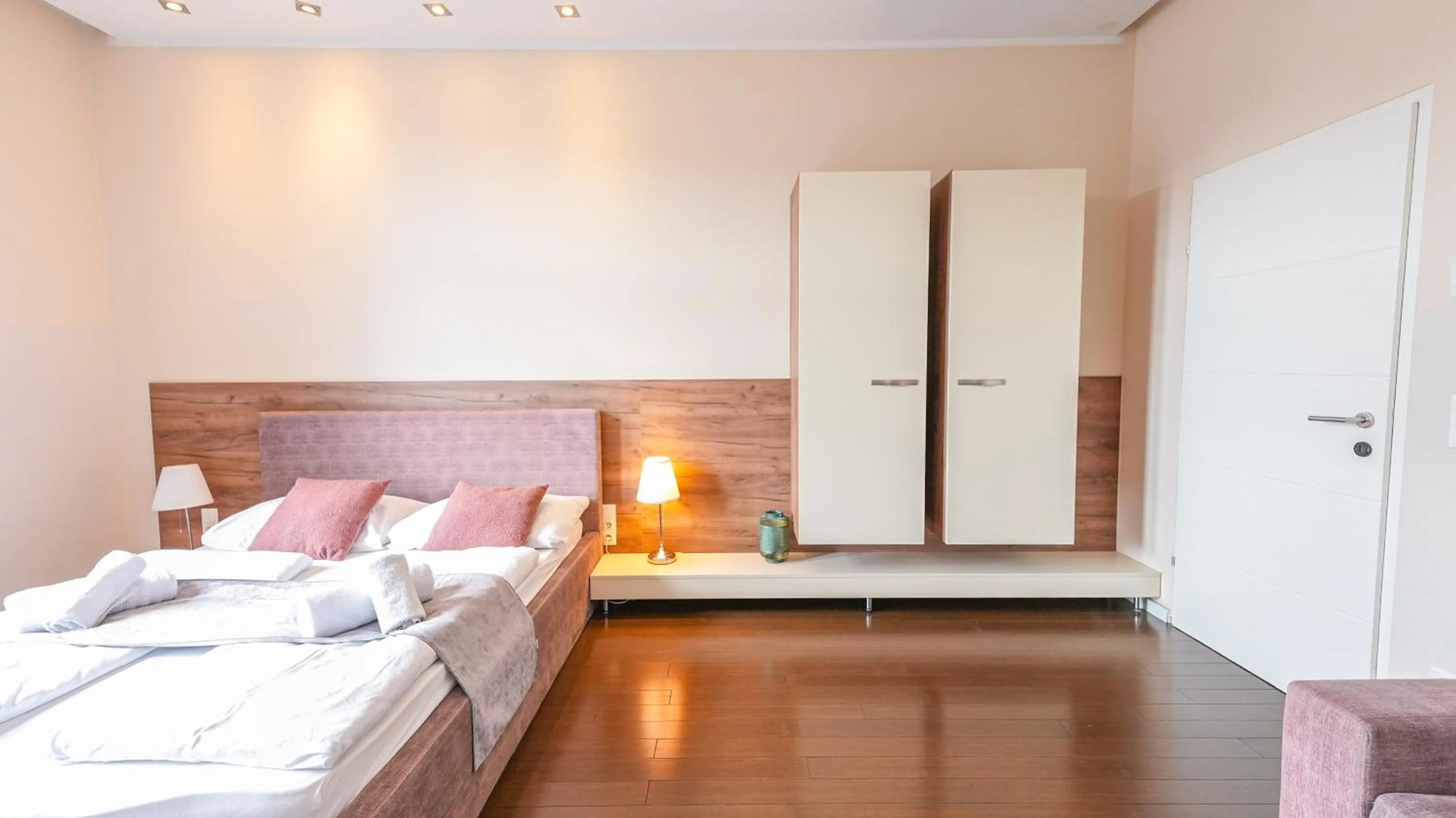 Bed in Christiano Apartments Hauptbahnhof | contactless check-in
