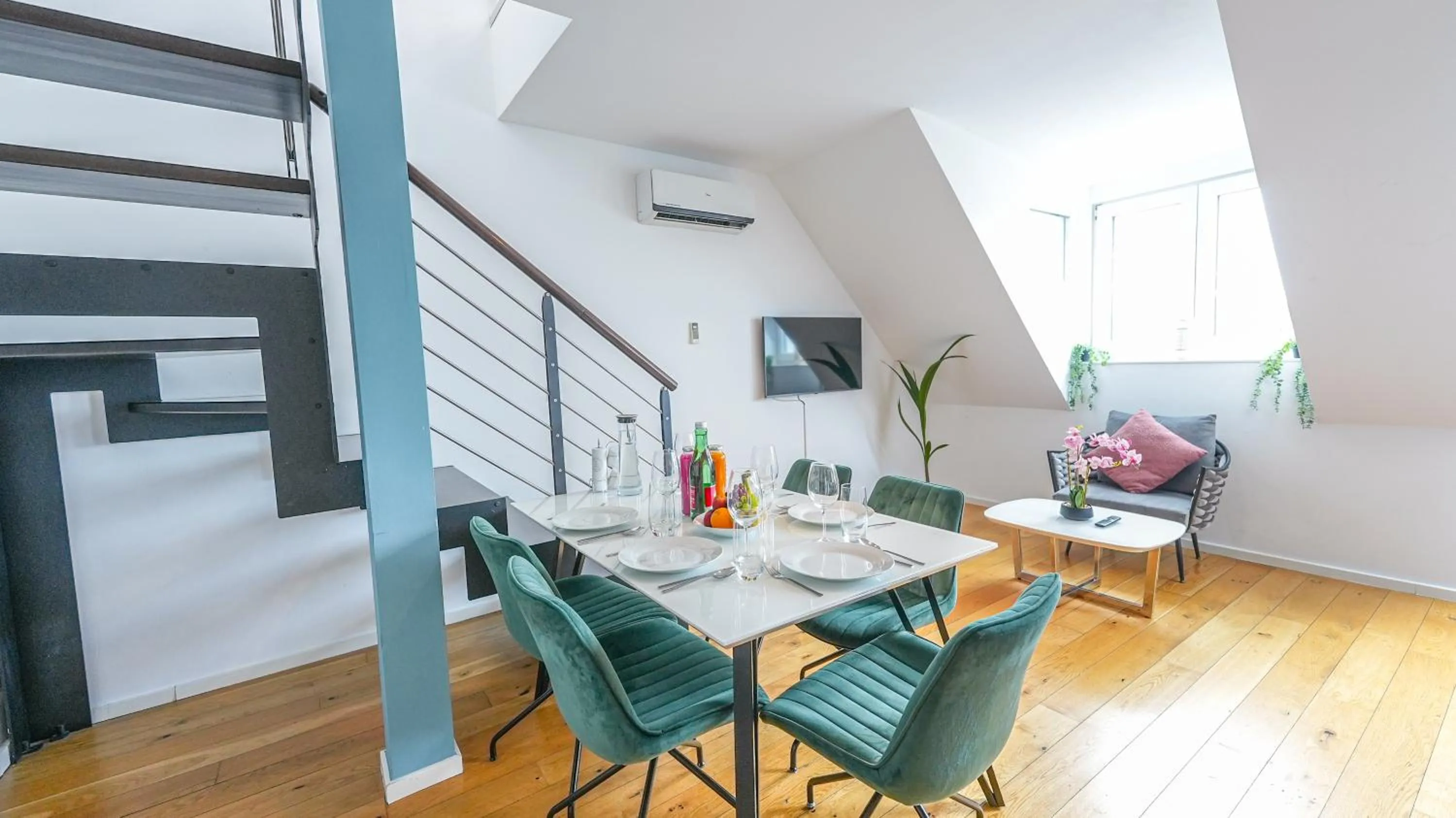 Communal lounge/ TV room in Christiano Apartments Hauptbahnhof | contactless check-in
