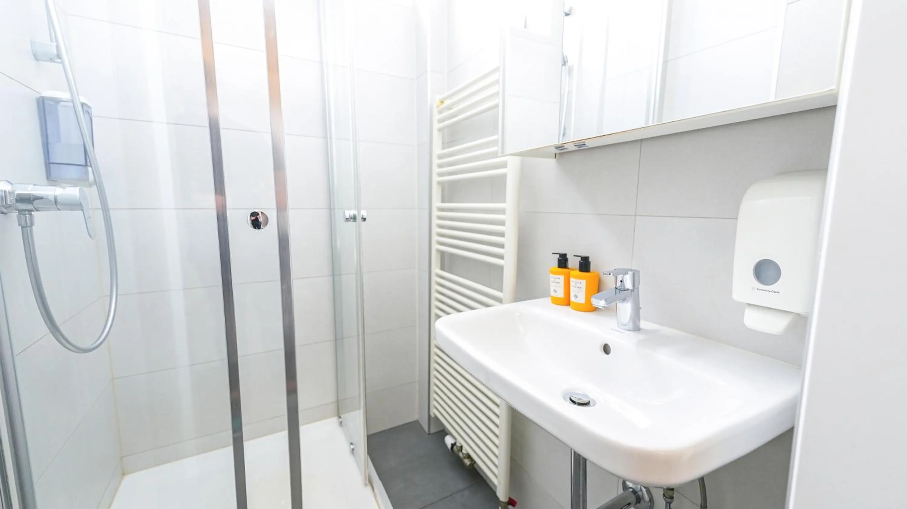 Shower in Christiano Apartments Hauptbahnhof | contactless check-in
