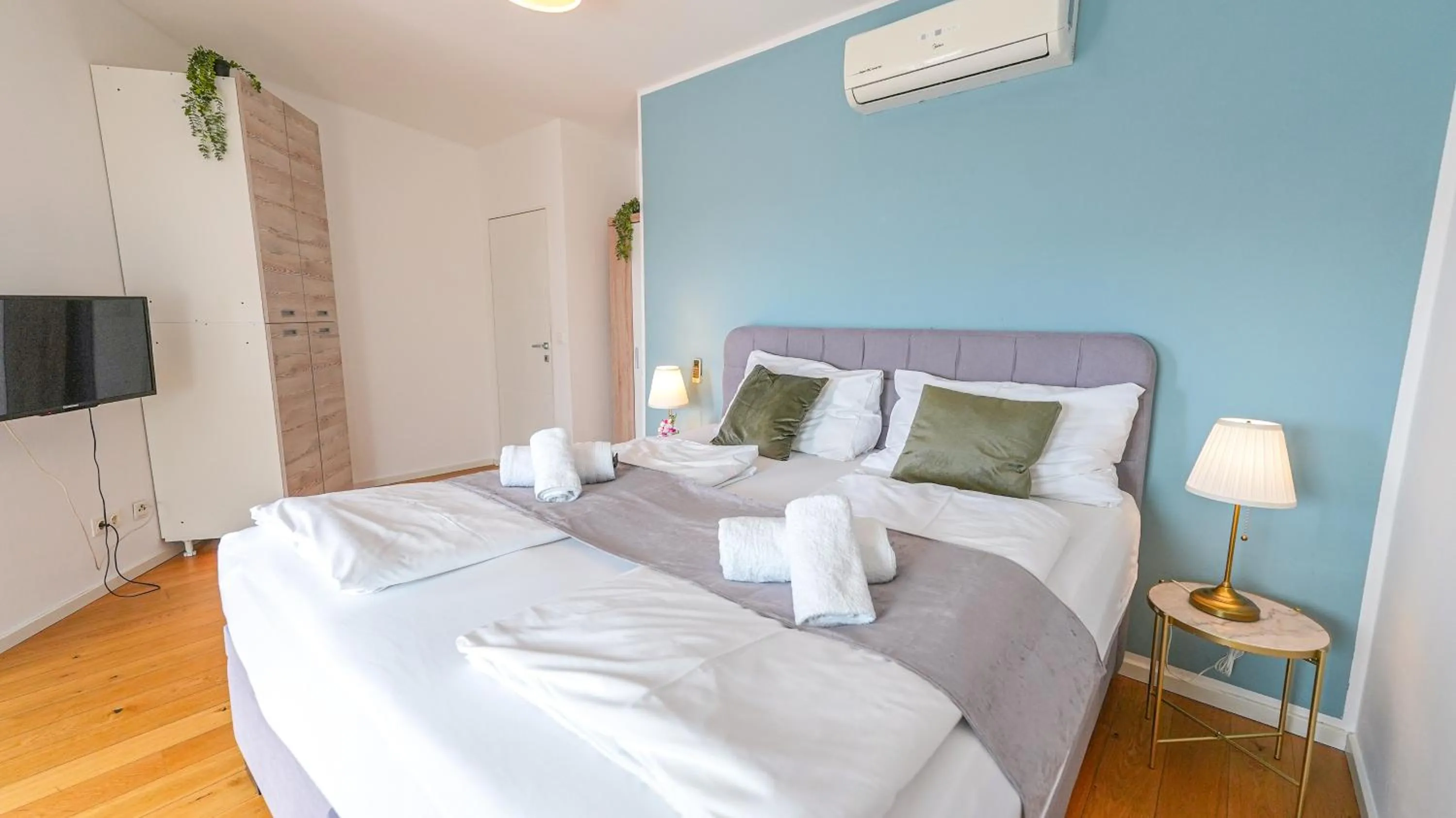 Bed in Christiano Apartments Hauptbahnhof | contactless check-in
