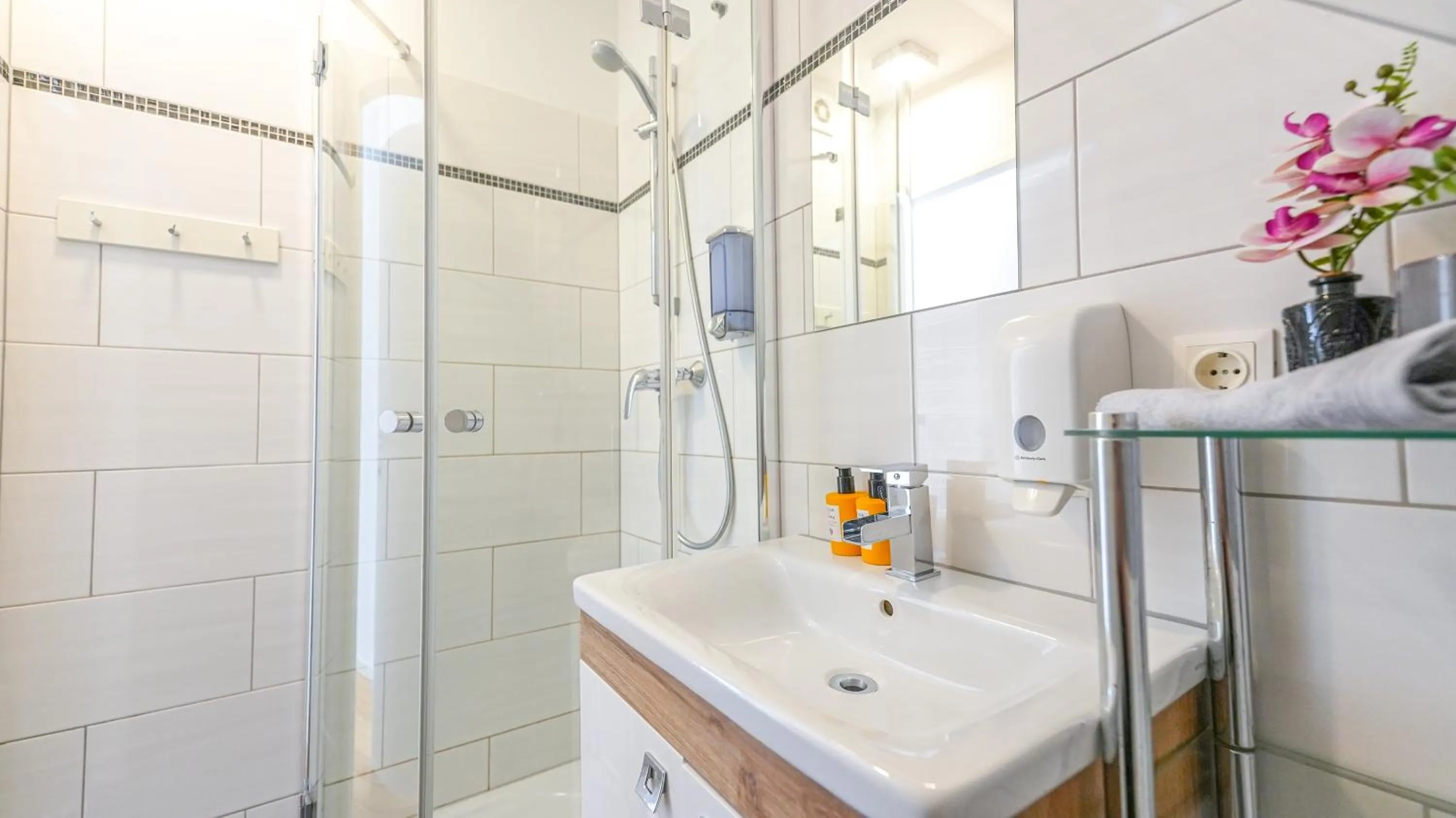 Shower in Christiano Apartments Hauptbahnhof | contactless check-in