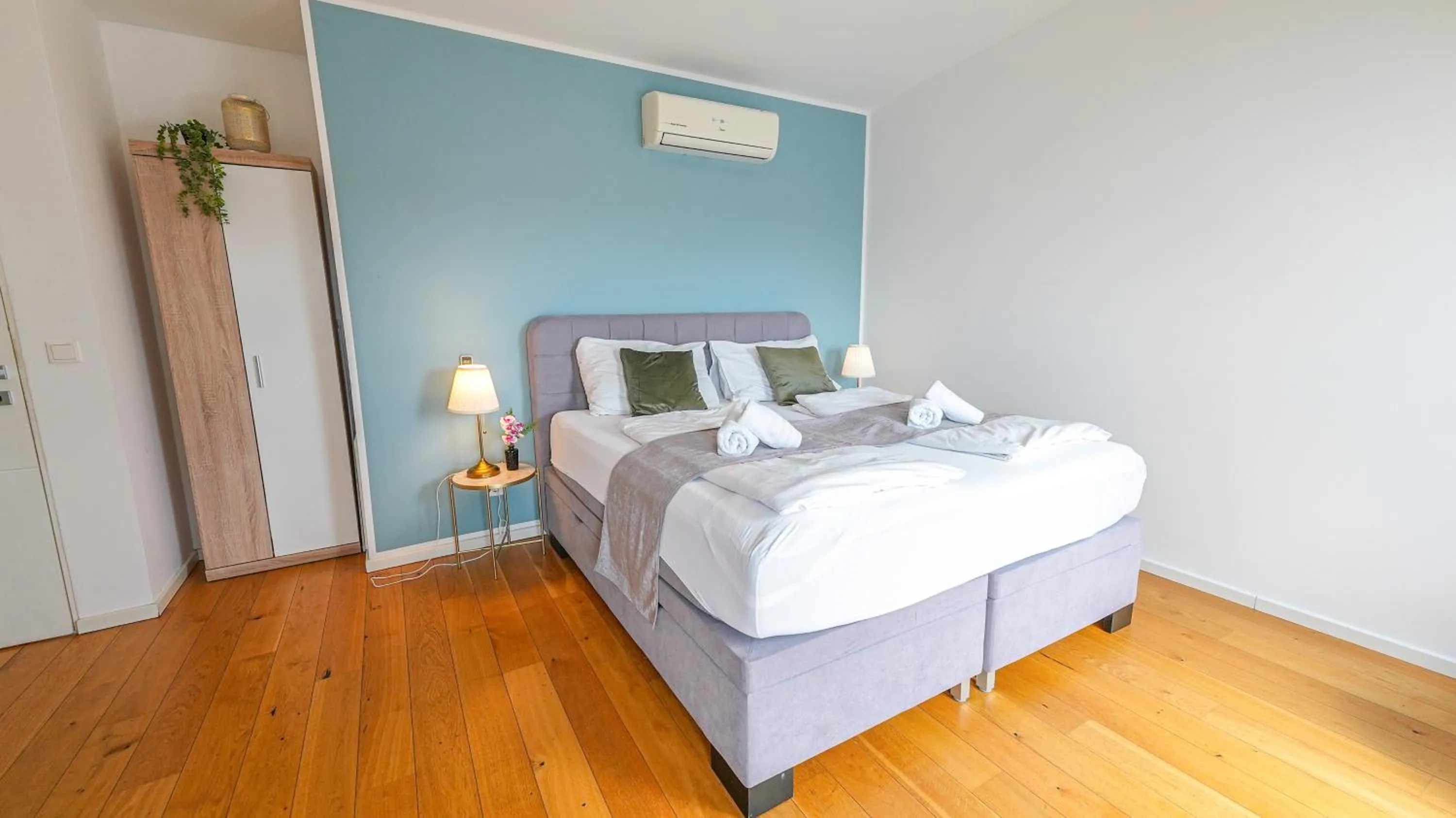 Bed in Christiano Apartments Hauptbahnhof | contactless check-in