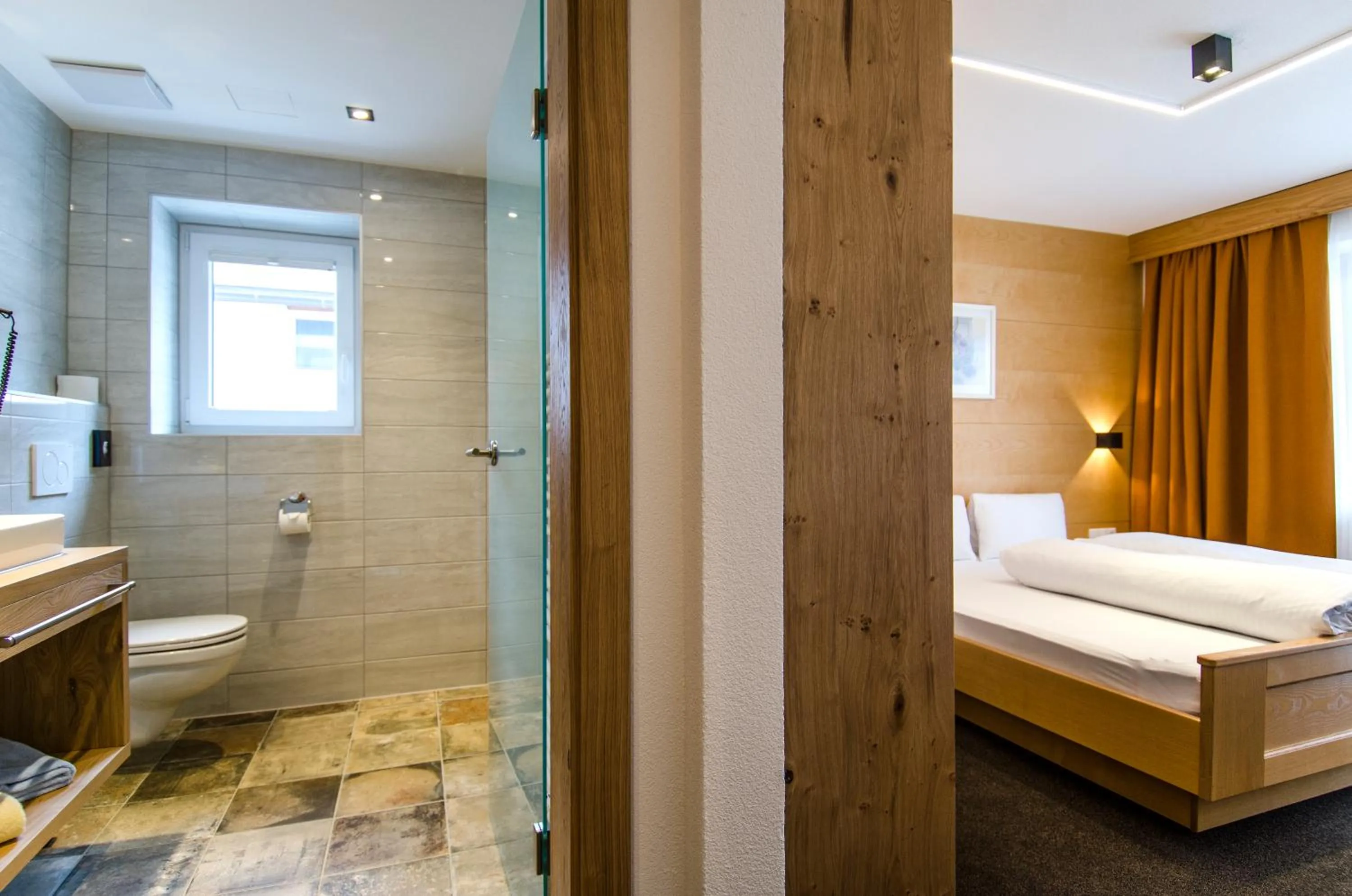 Bathroom, Bed in Hotel Garni Persutt