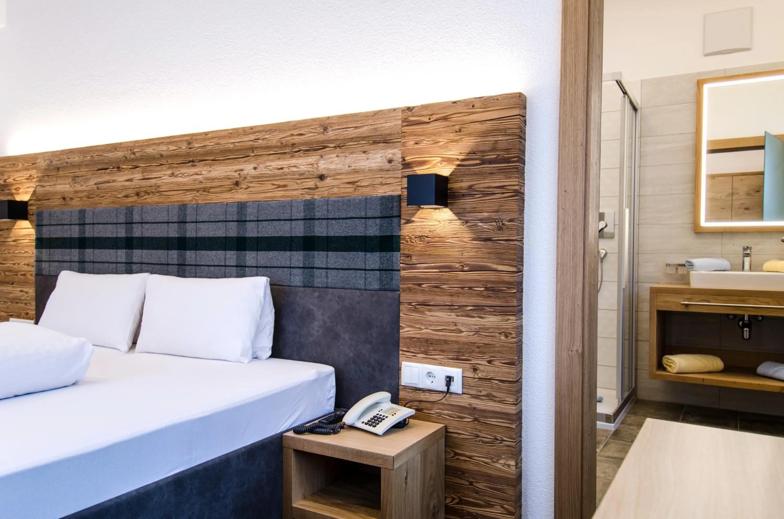 Shower, Bed in Hotel Garni Persutt
