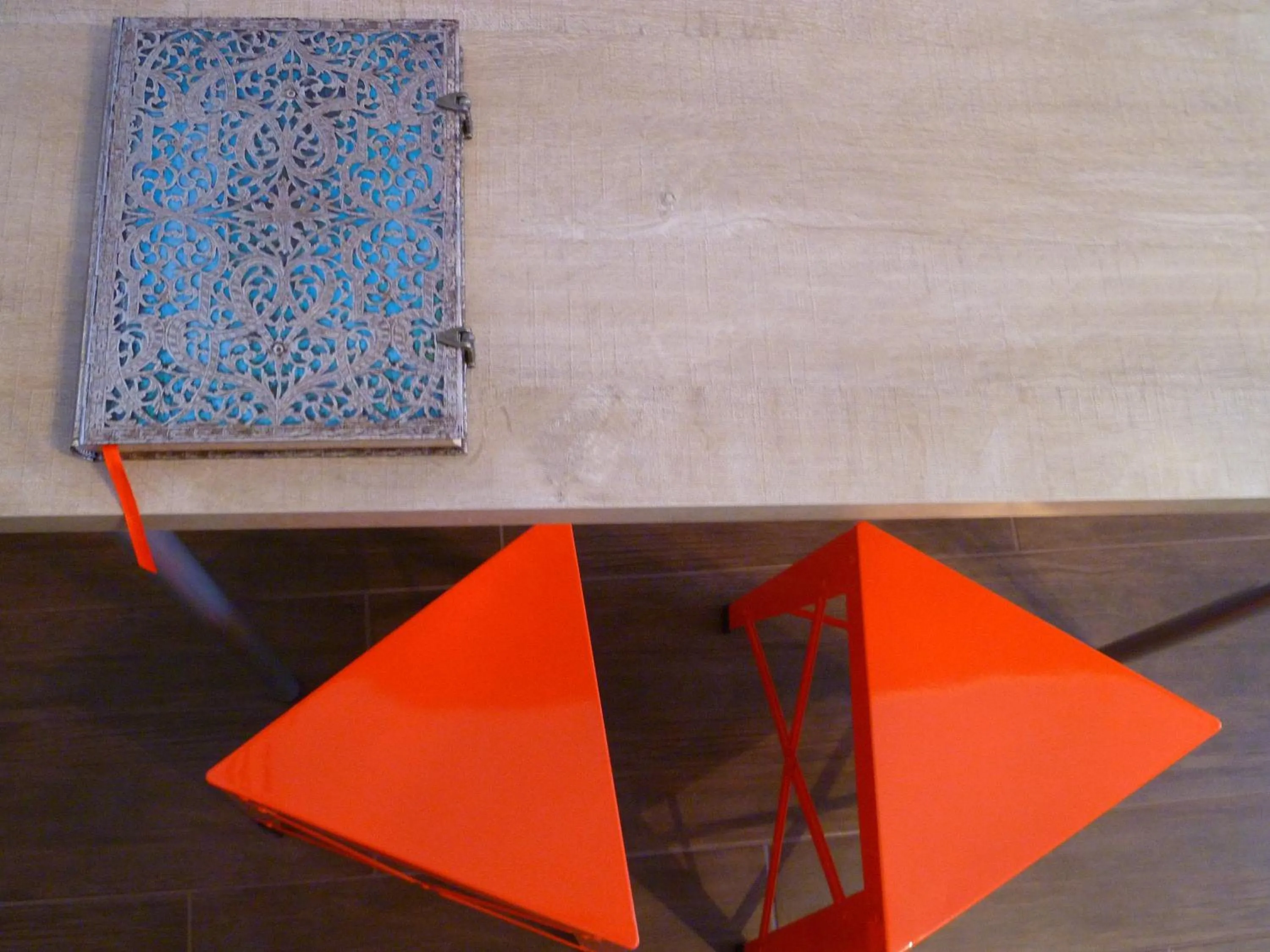 Decorative detail in Aux Portes d'Honneur