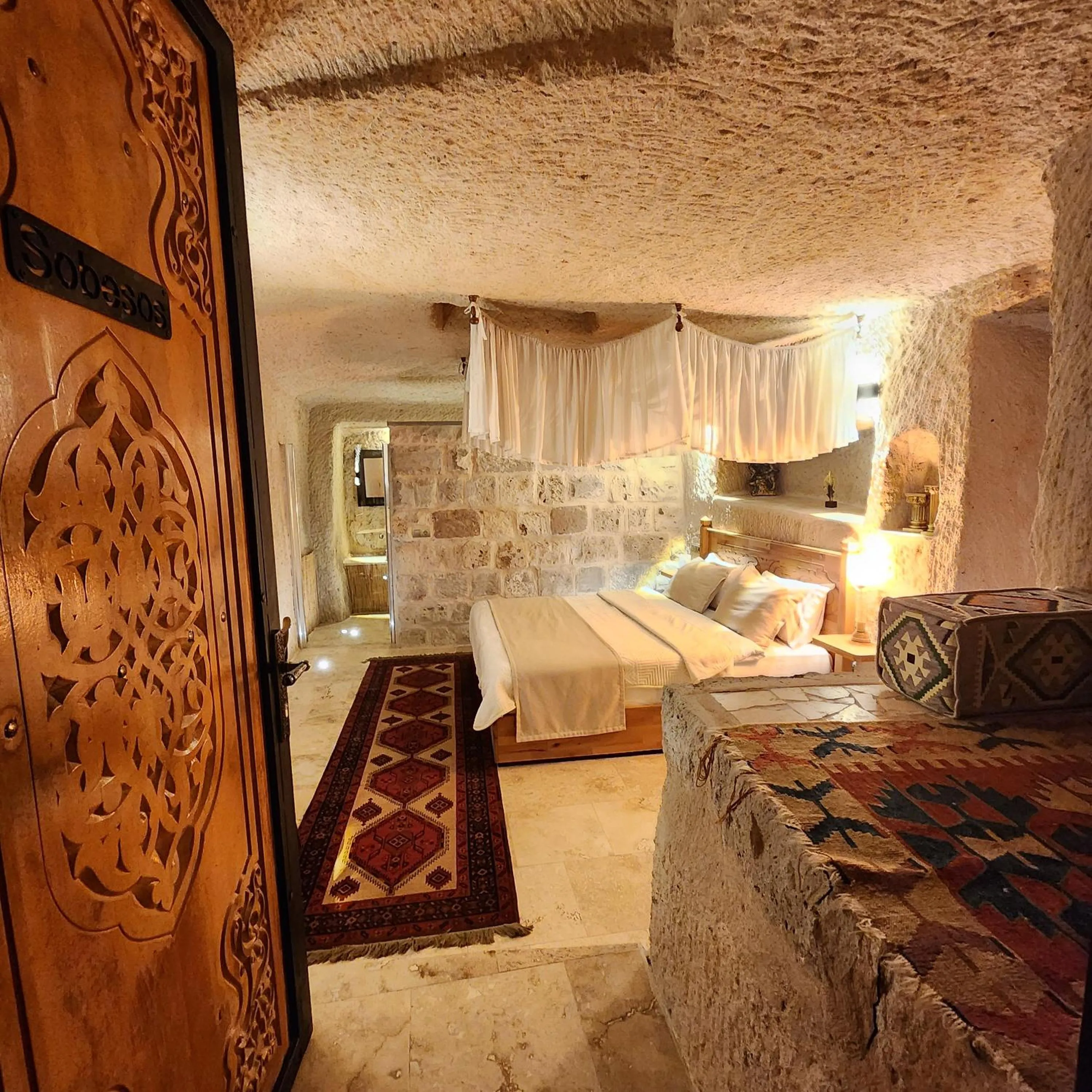 Photo of the whole room, Bed in Memories Cave House Adults Only Plus 12