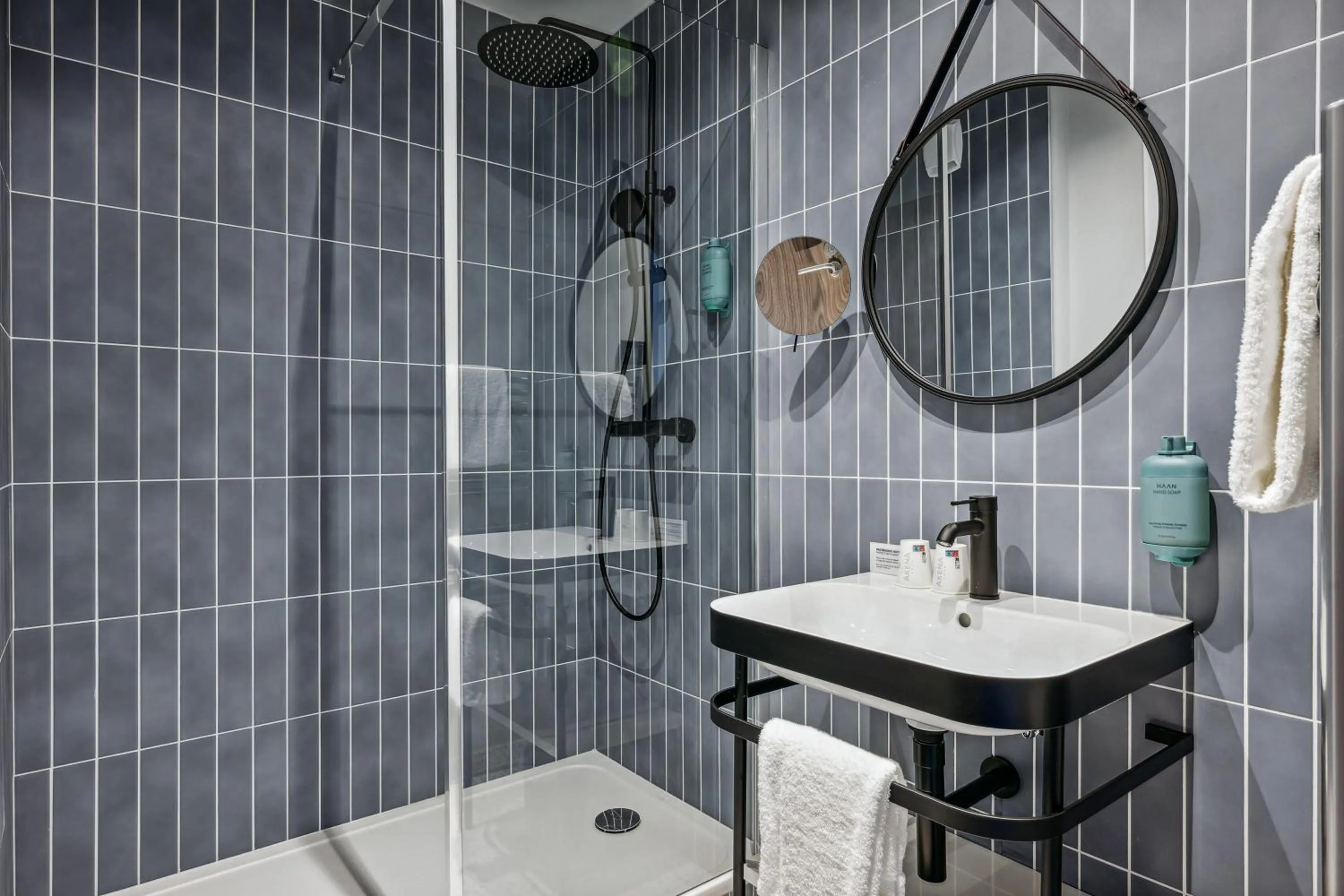 Shower in Hôtel AKENA Serris - Val d'Europe