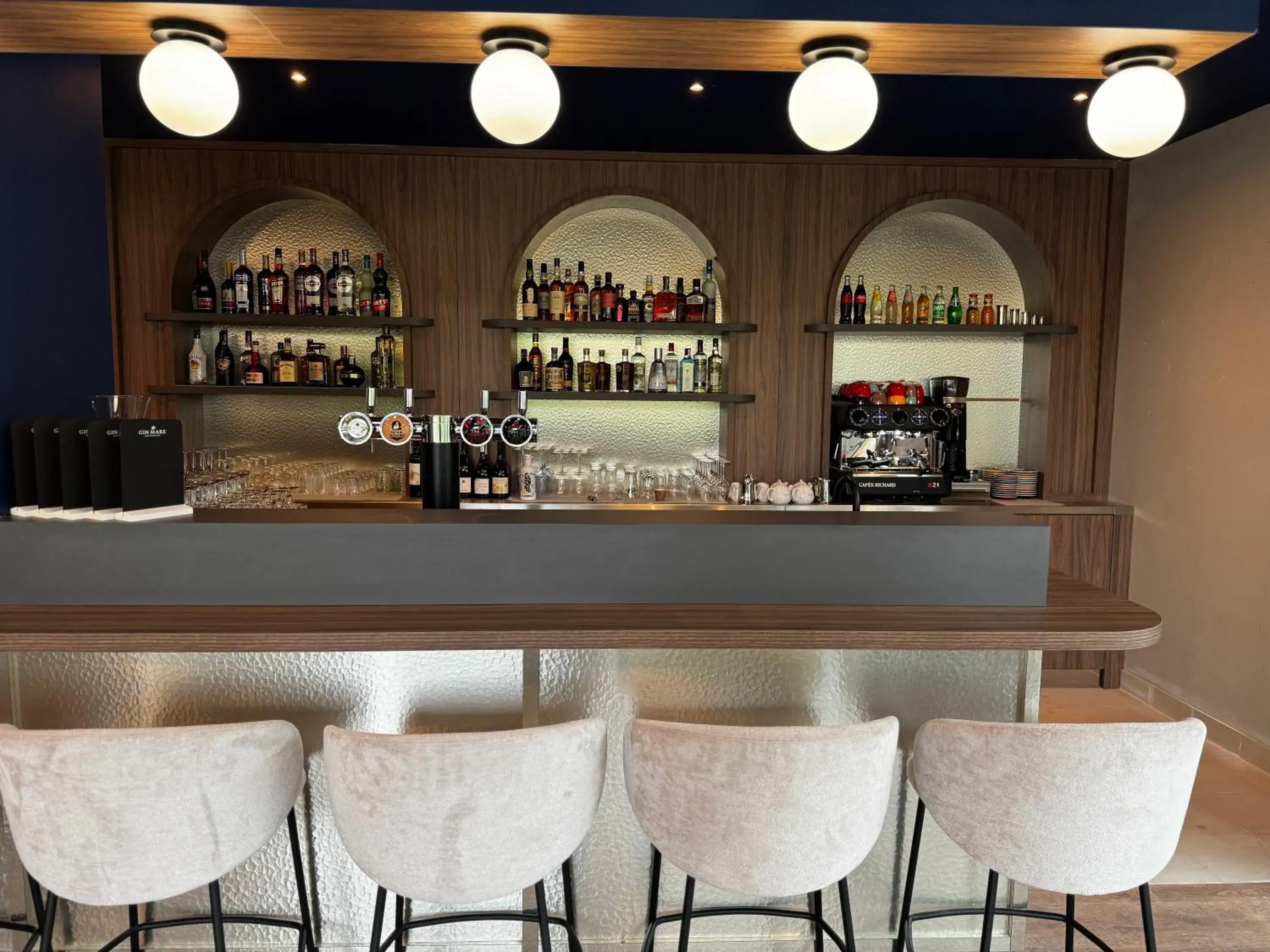 Lounge or bar in Hôtel AKENA Serris - Val d'Europe Lounge or bar in Hôtel AKENA Serris - Val d'Europe