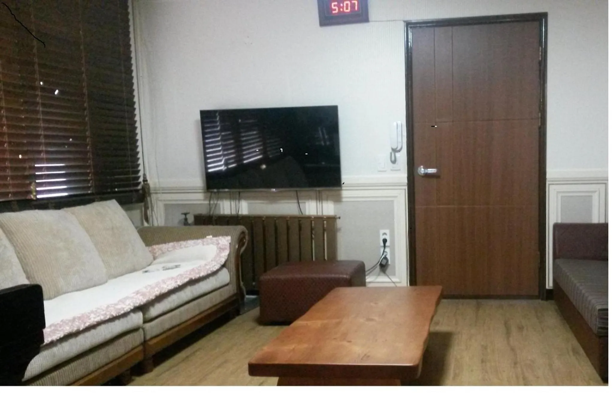 Communal lounge/ TV room in Green Guesthouse