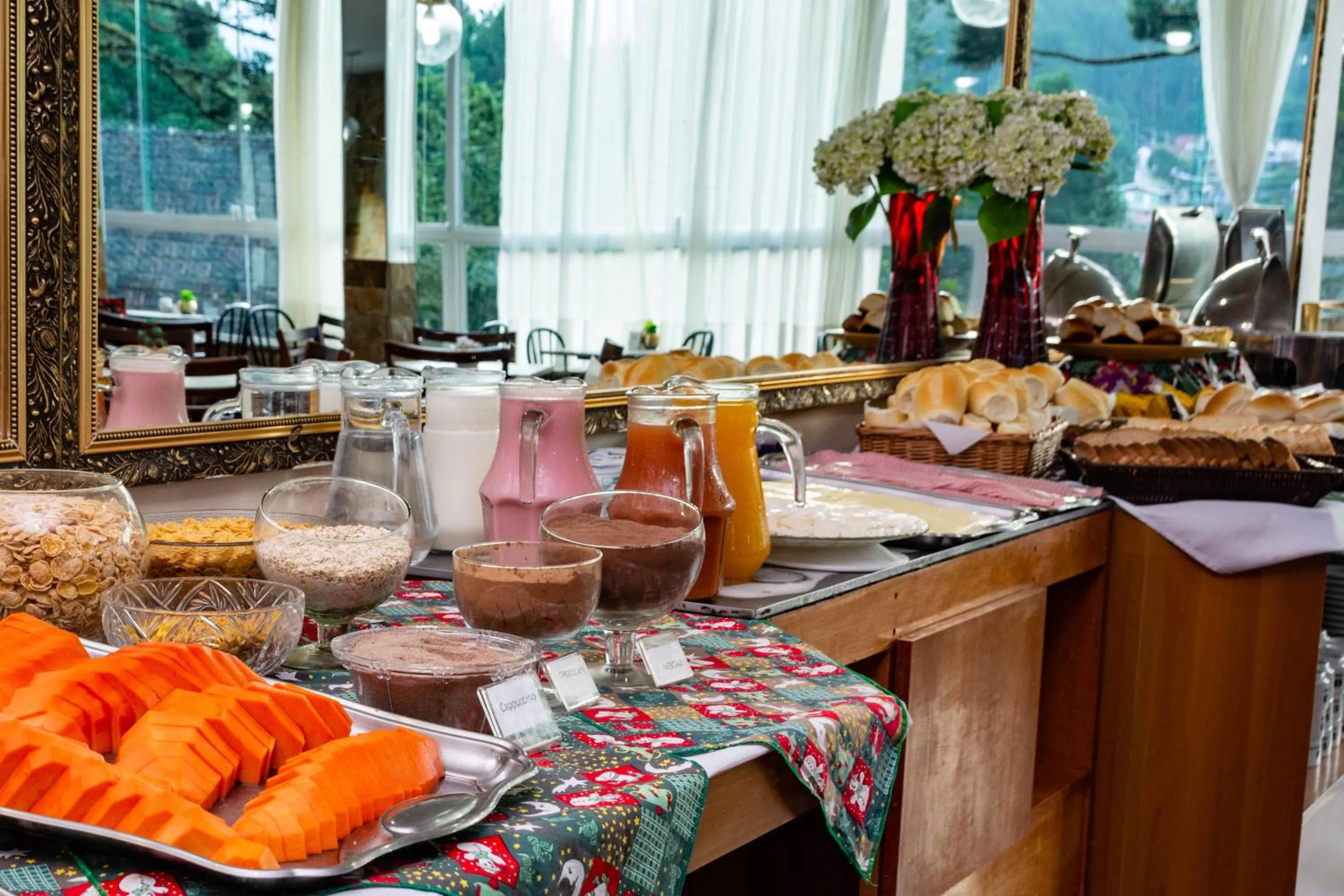 Buffet breakfast in Hotel Fazenda Golden Park Campos do Jordão