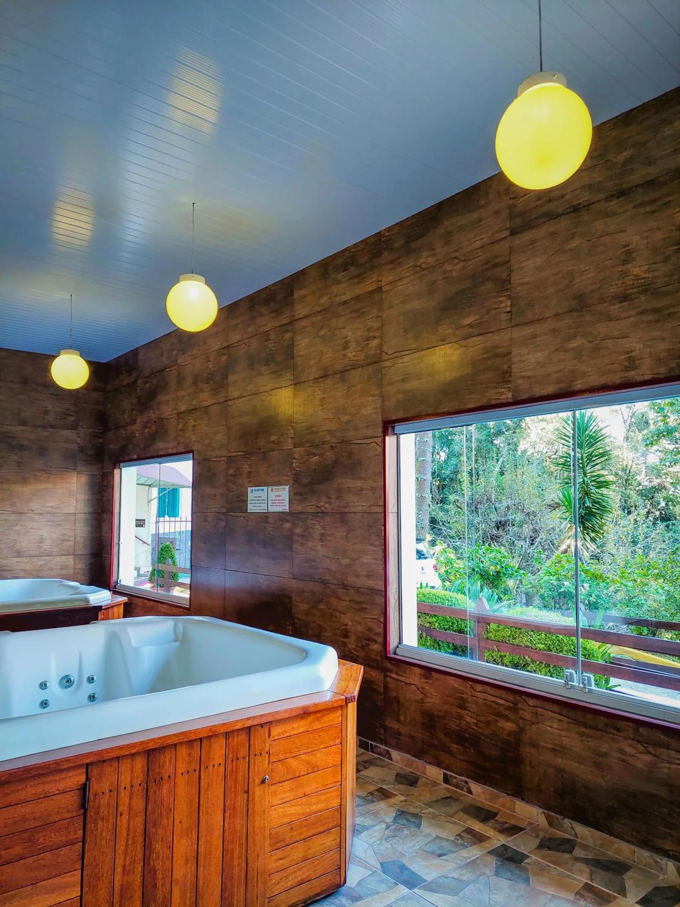 Swimming pool in Hotel Fazenda Golden Park Campos do Jordão