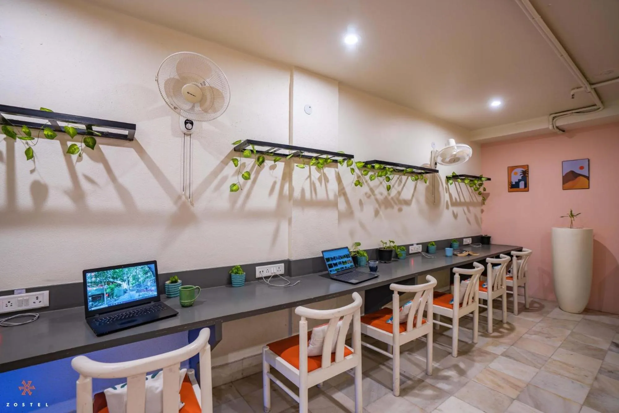 Communal lounge/ TV room in Zostel Delhi