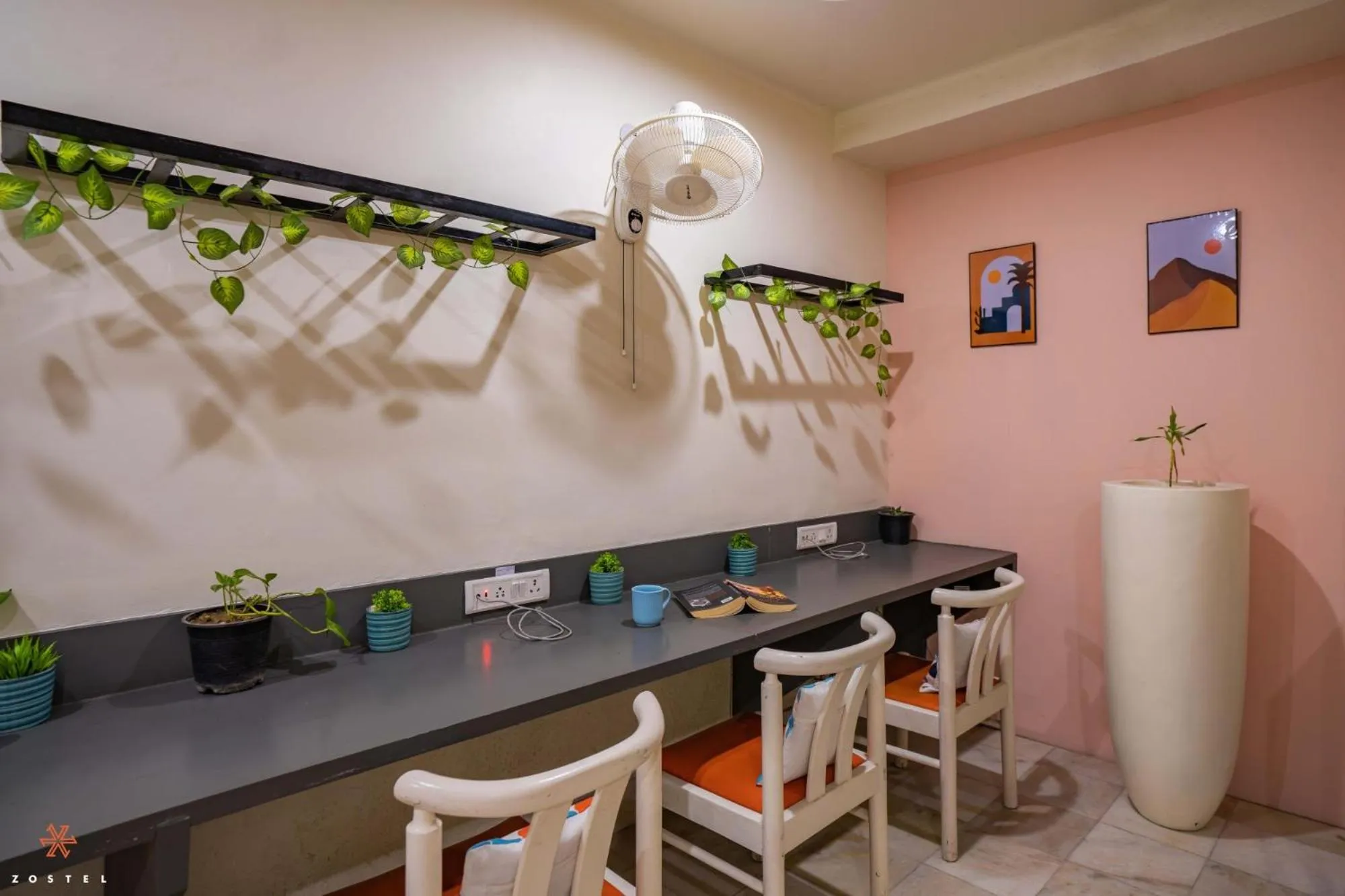 Communal lounge/ TV room in Zostel Delhi