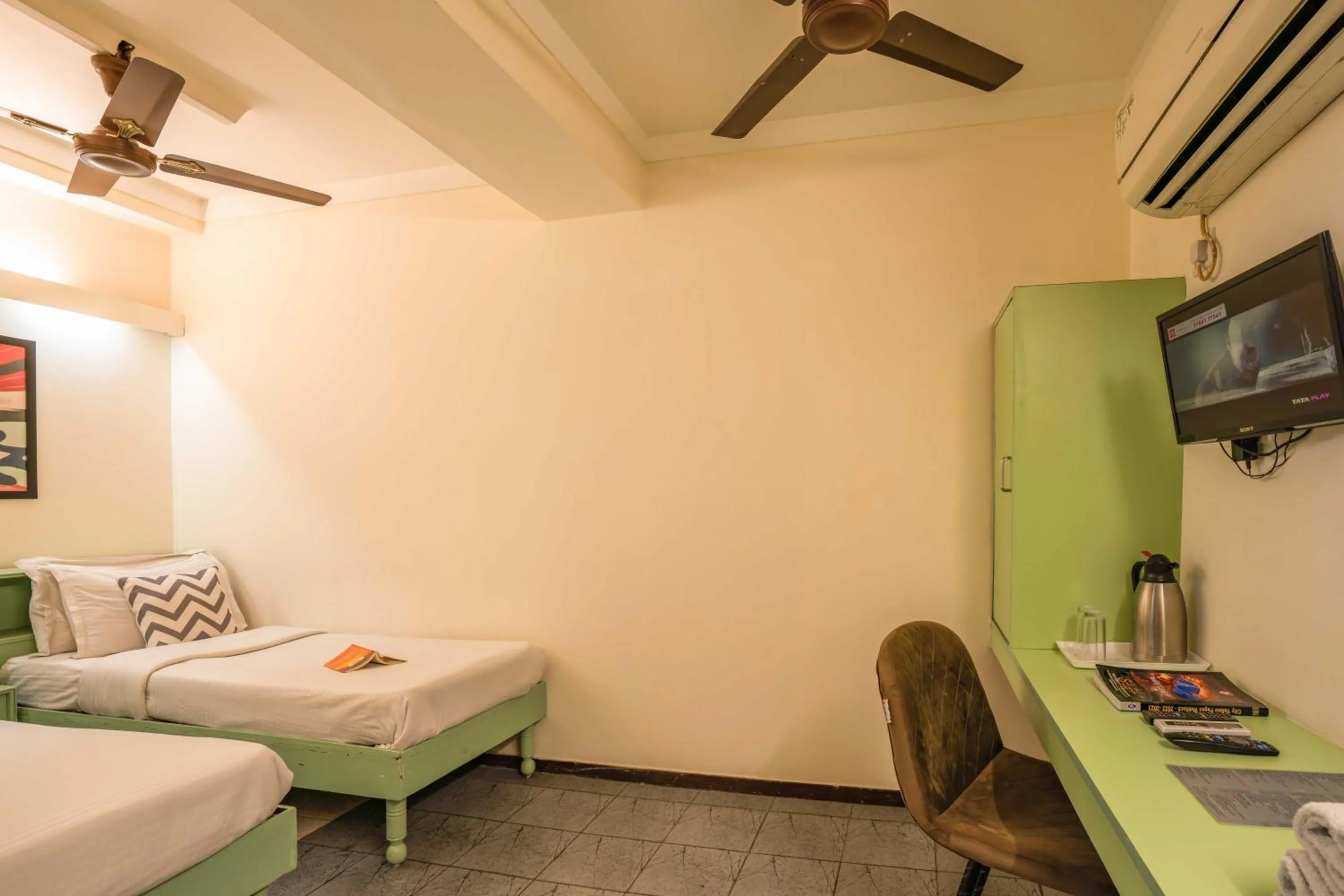 Communal lounge/ TV room, Bed in Zostel Delhi