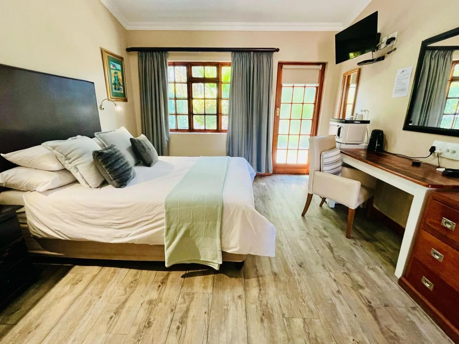 Photo of the whole room, Bed in 17 on Bird Guest House