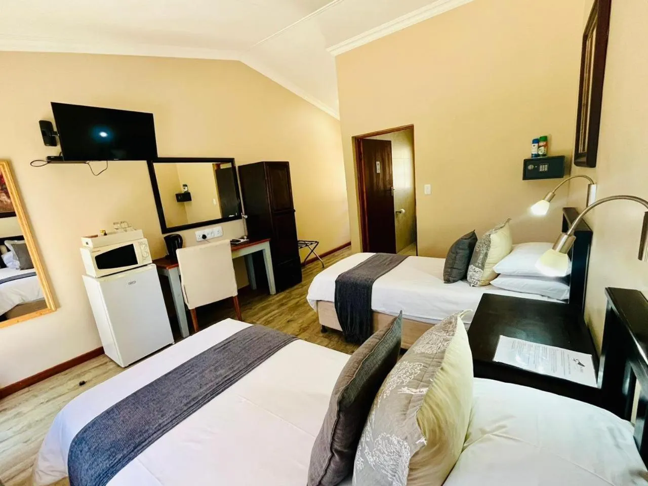 Photo of the whole room, Bed in 17 on Bird Guest House