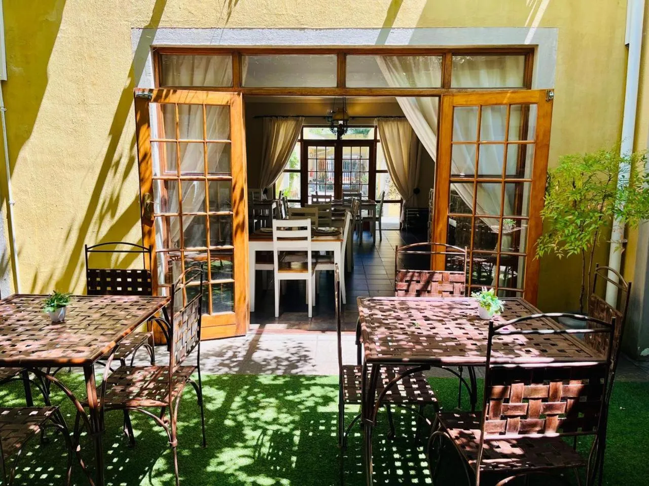 Restaurant/places to eat in 17 on Bird Guest House