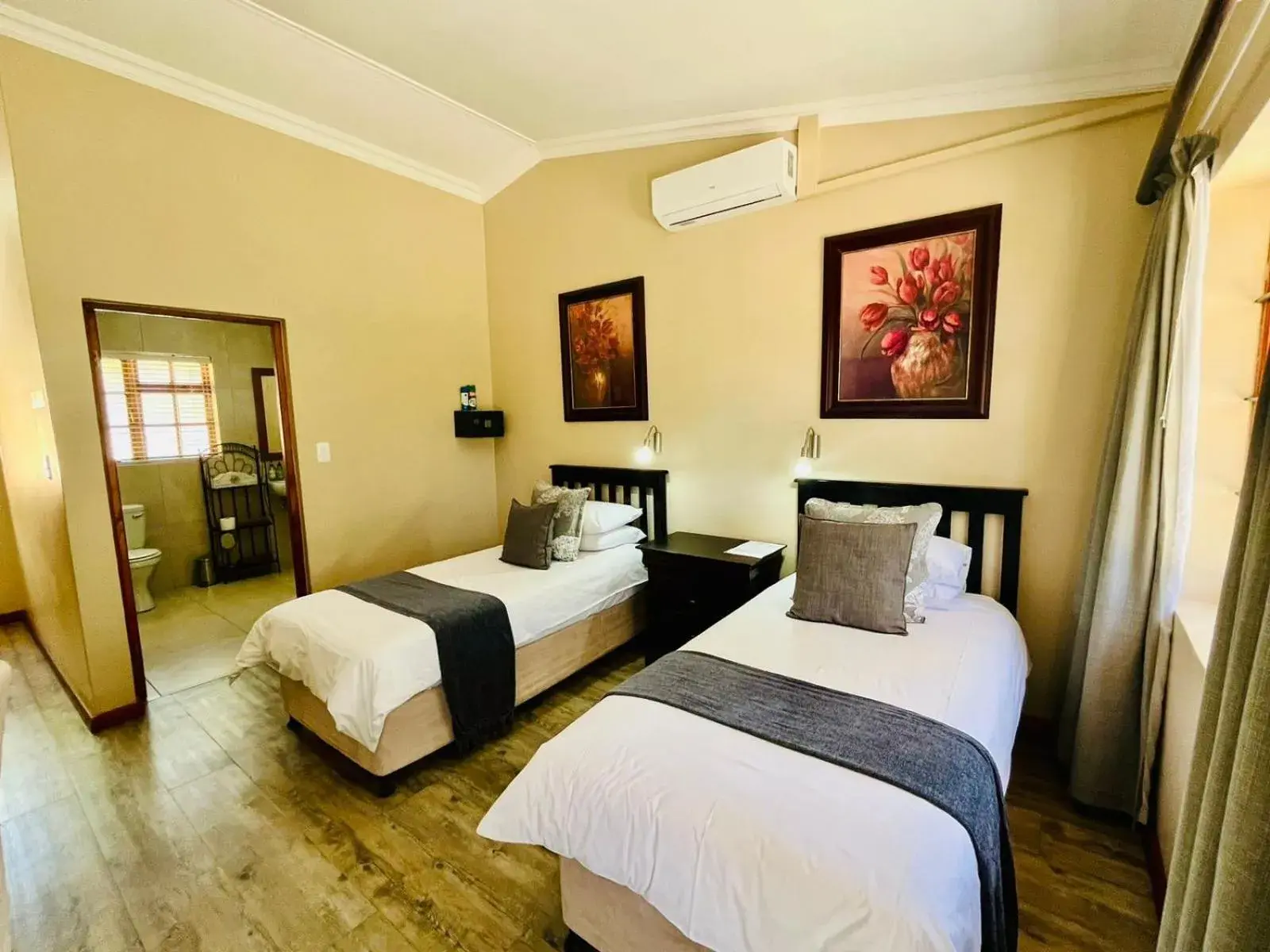 Twin Room - single occupancy in 17 on Bird Guest House Twin Room - single occupancy in 17 on Bird Guest House
