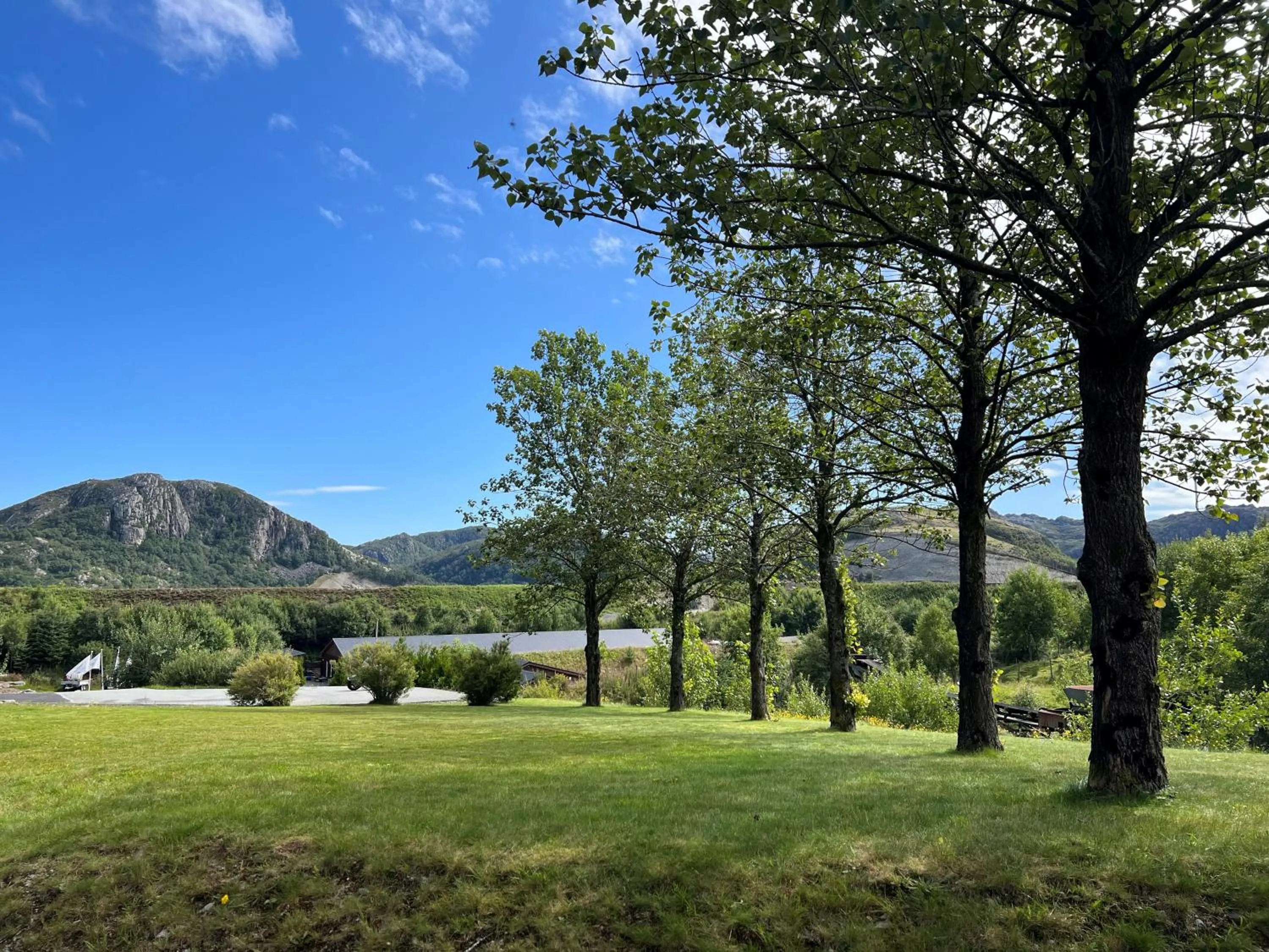 Garden in Selvbetjent leilighetshotell på Ålgård