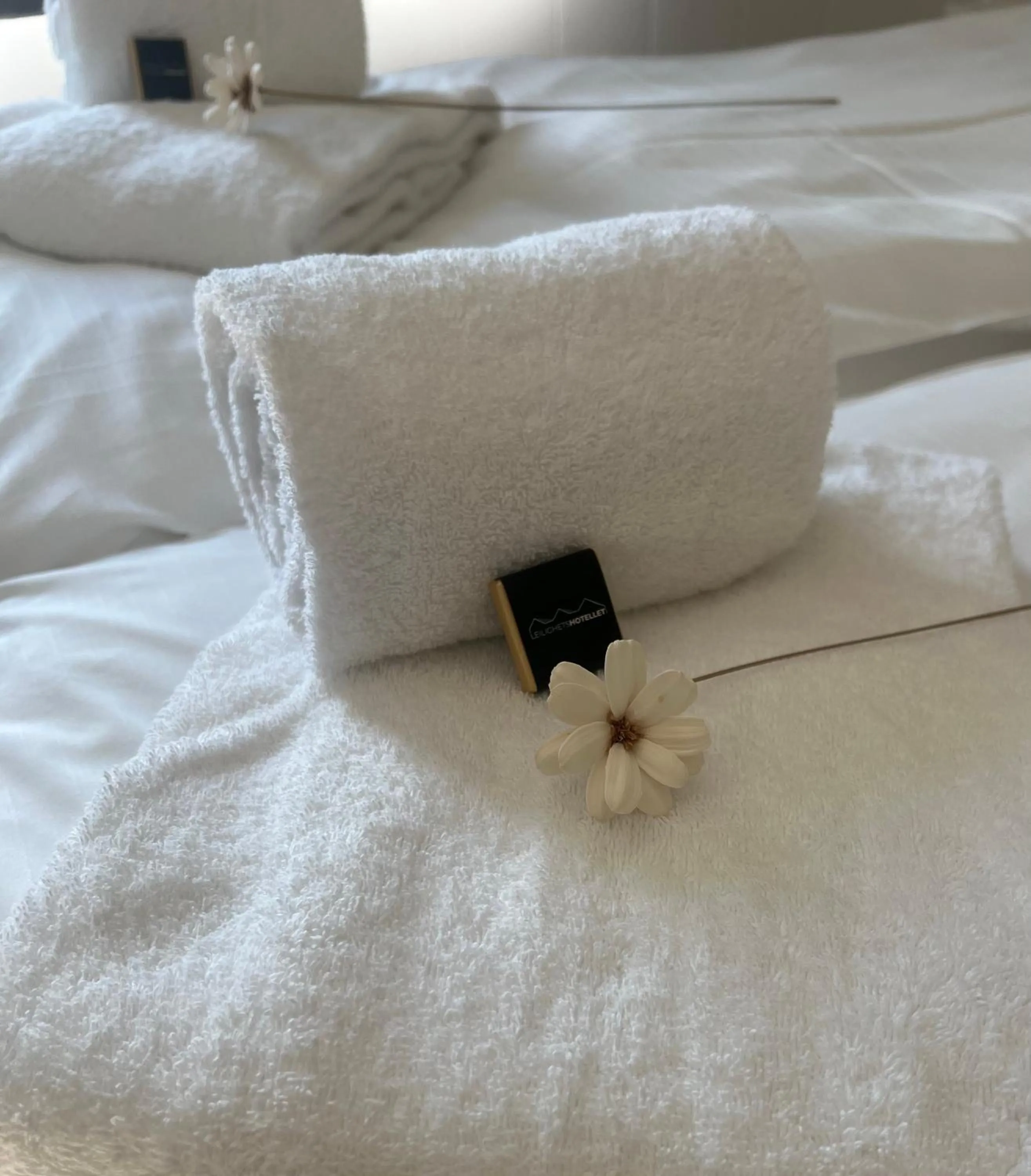 towels, Bed in Selvbetjent leilighetshotell på Ålgård