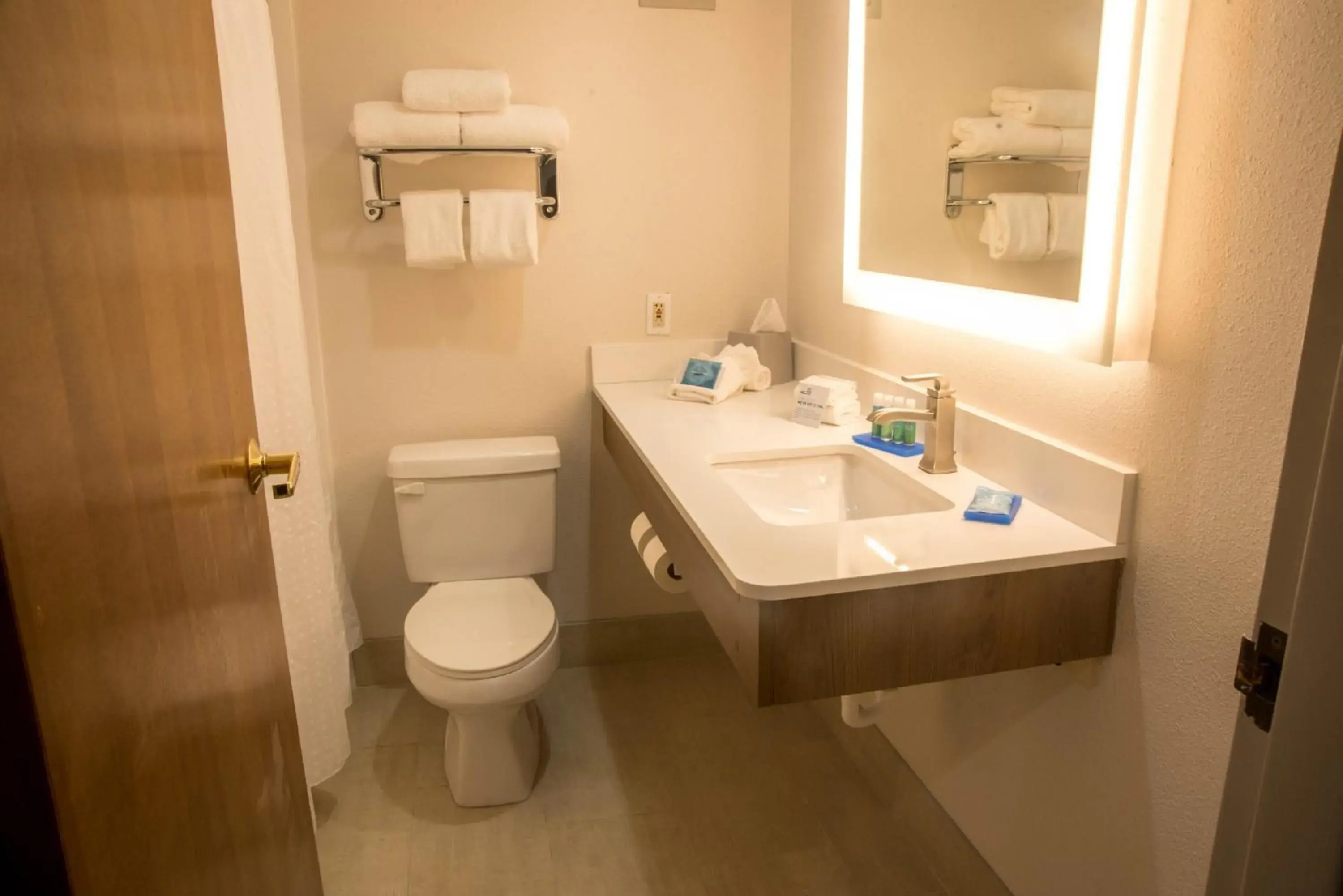 Standard King Room in Holiday Inn Express Easton by IHG Standard King Room in Holiday Inn Express Easton by IHG