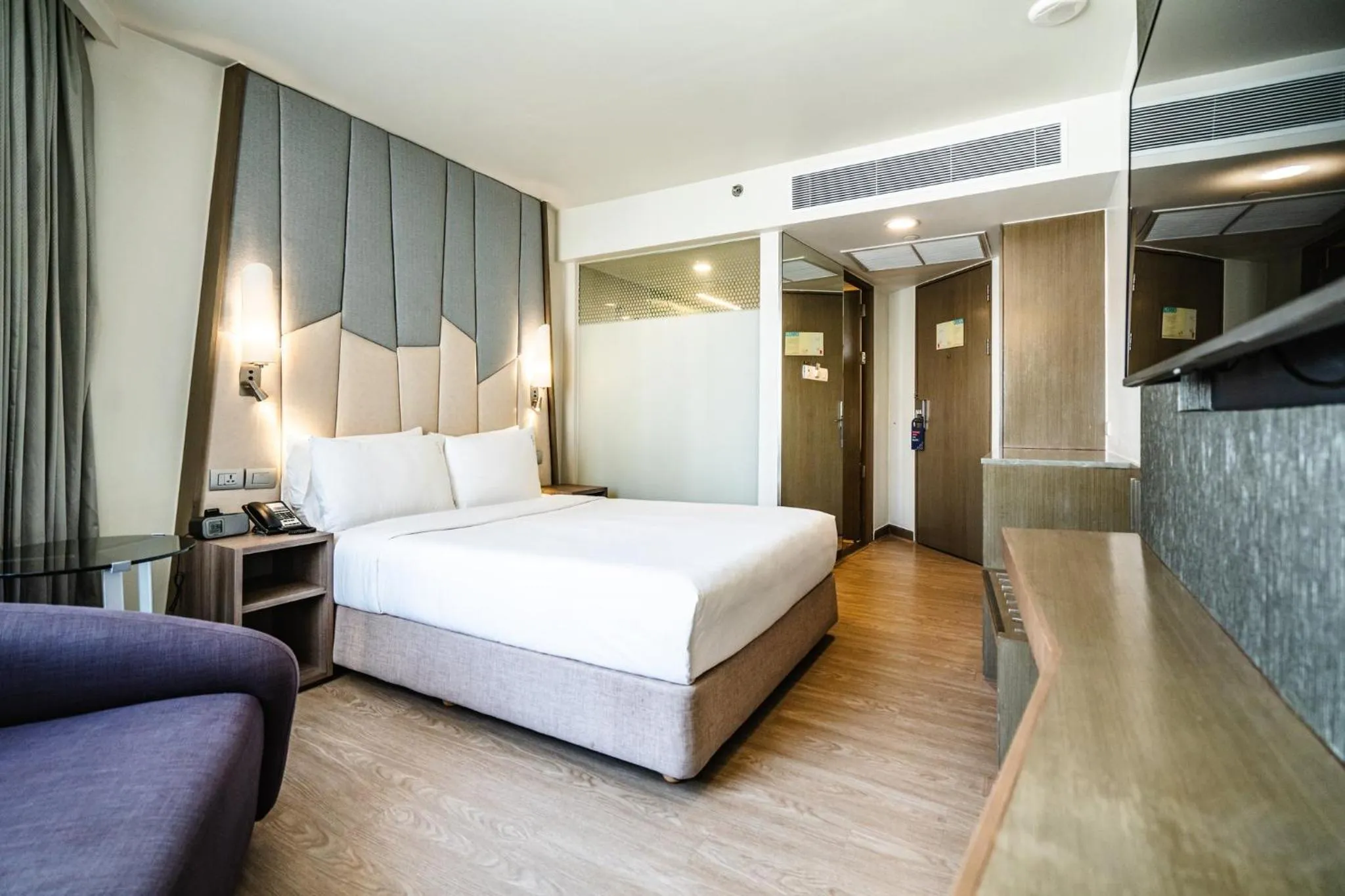 Photo of the whole room, Bed in Holiday Inn Express Bangkok Sukhumvit 11 by IHG