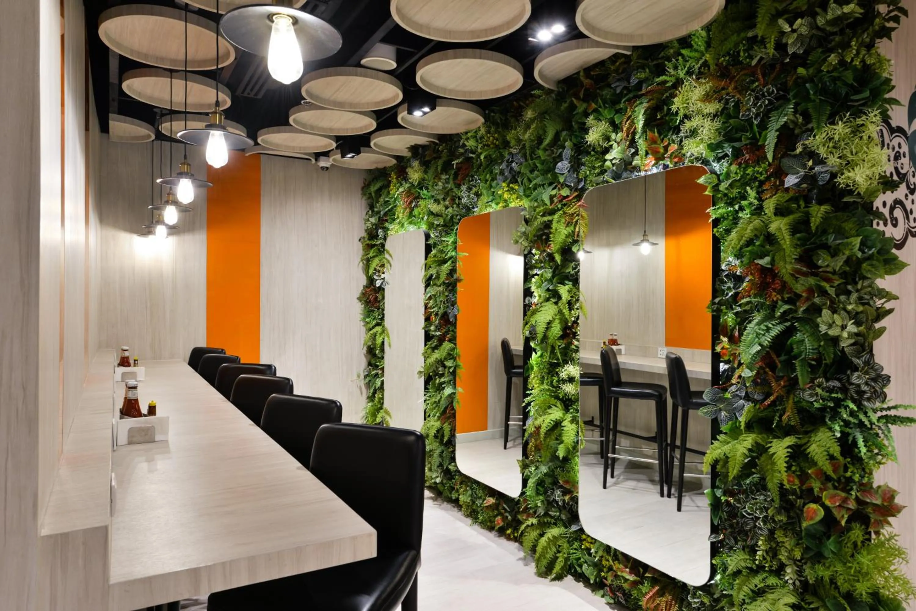 Meeting/conference room in Holiday Inn Express Bangkok Sukhumvit 11 by IHG