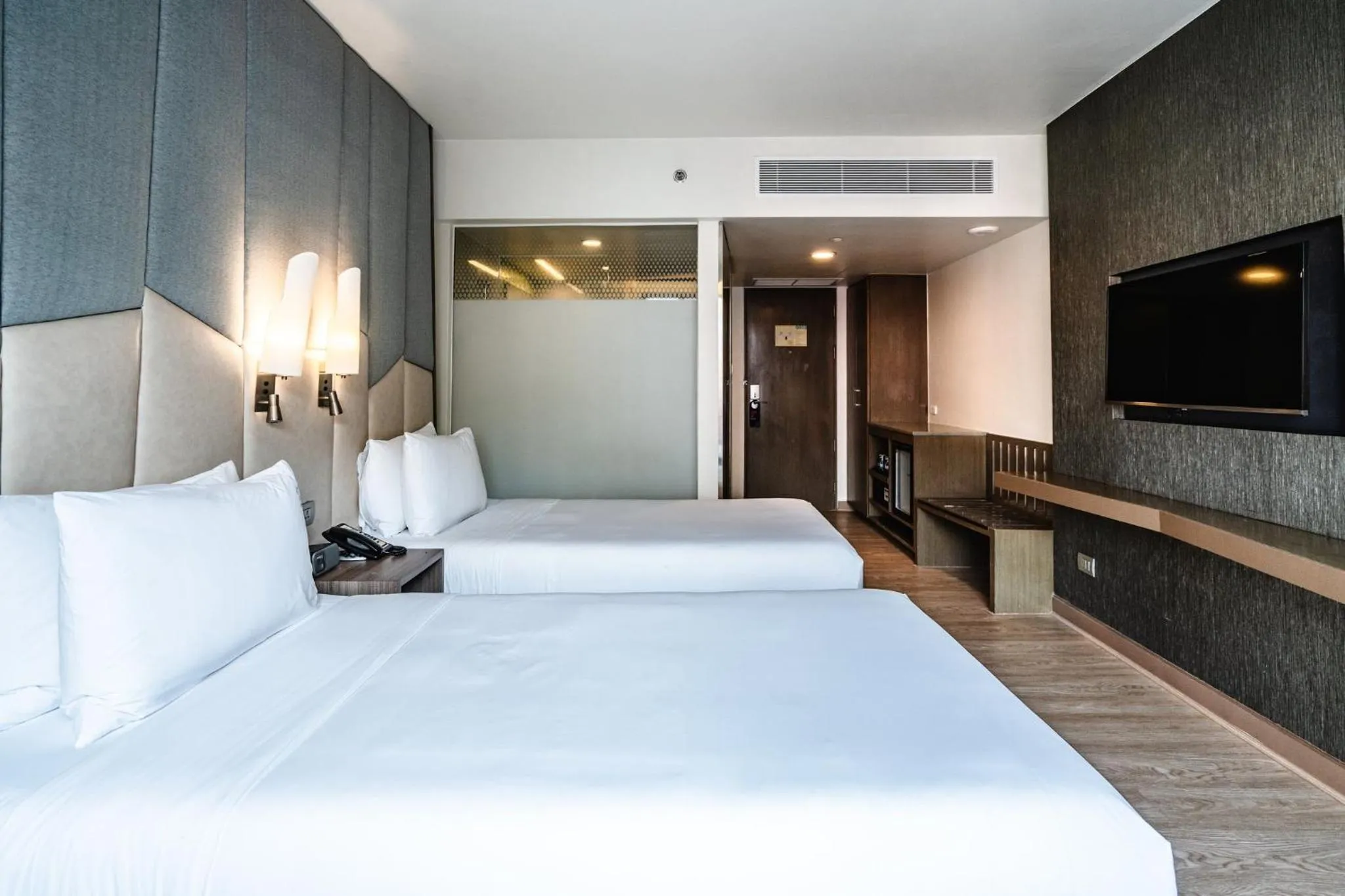 Photo of the whole room, Bed in Holiday Inn Express Bangkok Sukhumvit 11 by IHG