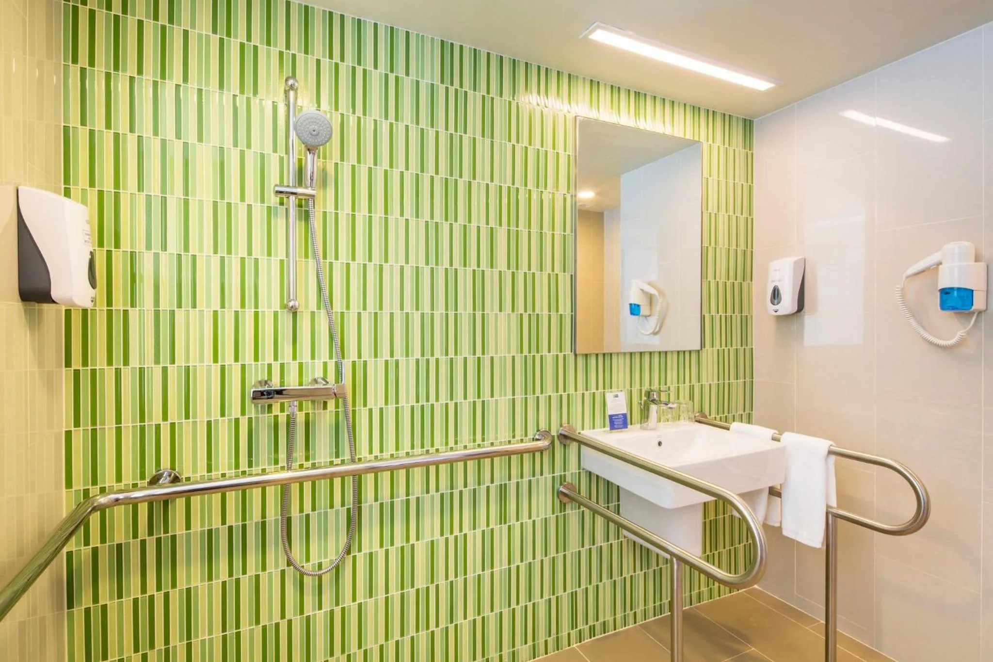 Photo of the whole room in Holiday Inn Express Bangkok Sukhumvit 11 by IHG