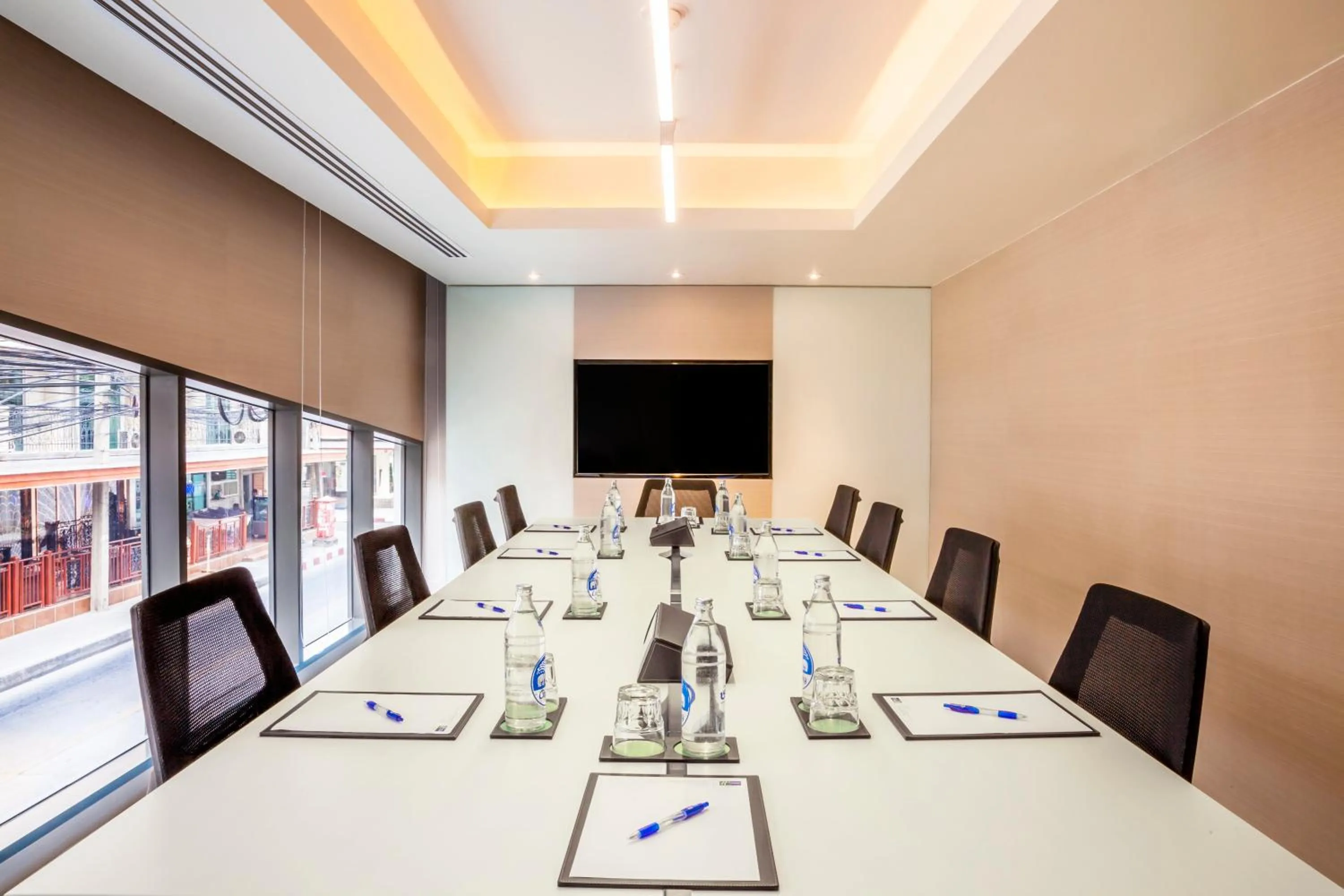 Meeting/conference room in Holiday Inn Express Bangkok Sukhumvit 11 by IHG