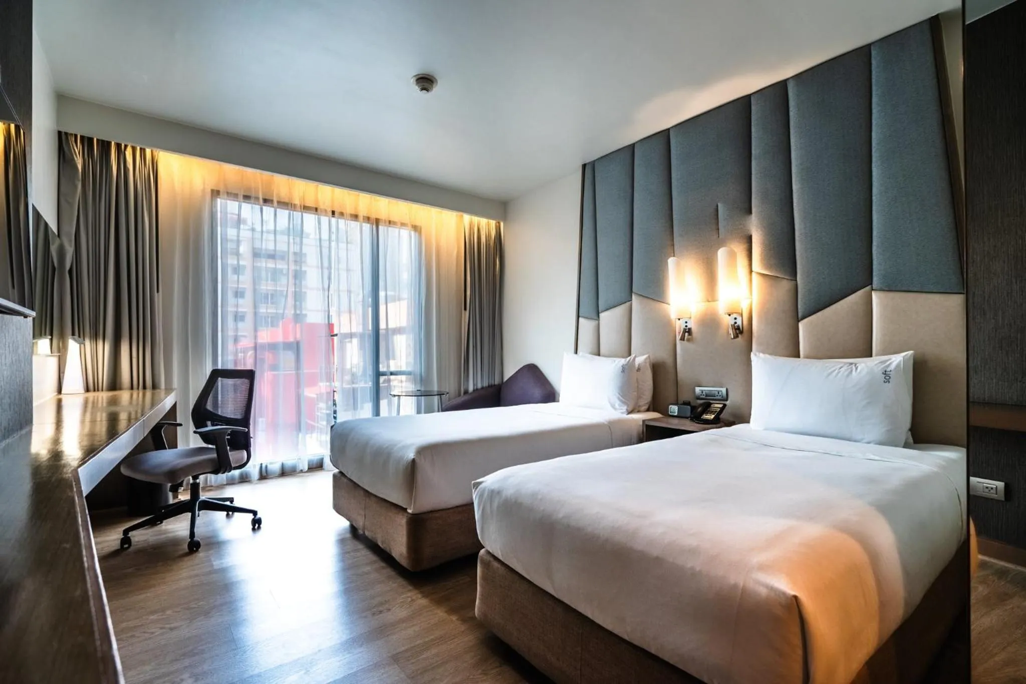 Photo of the whole room, Bed in Holiday Inn Express Bangkok Sukhumvit 11 by IHG