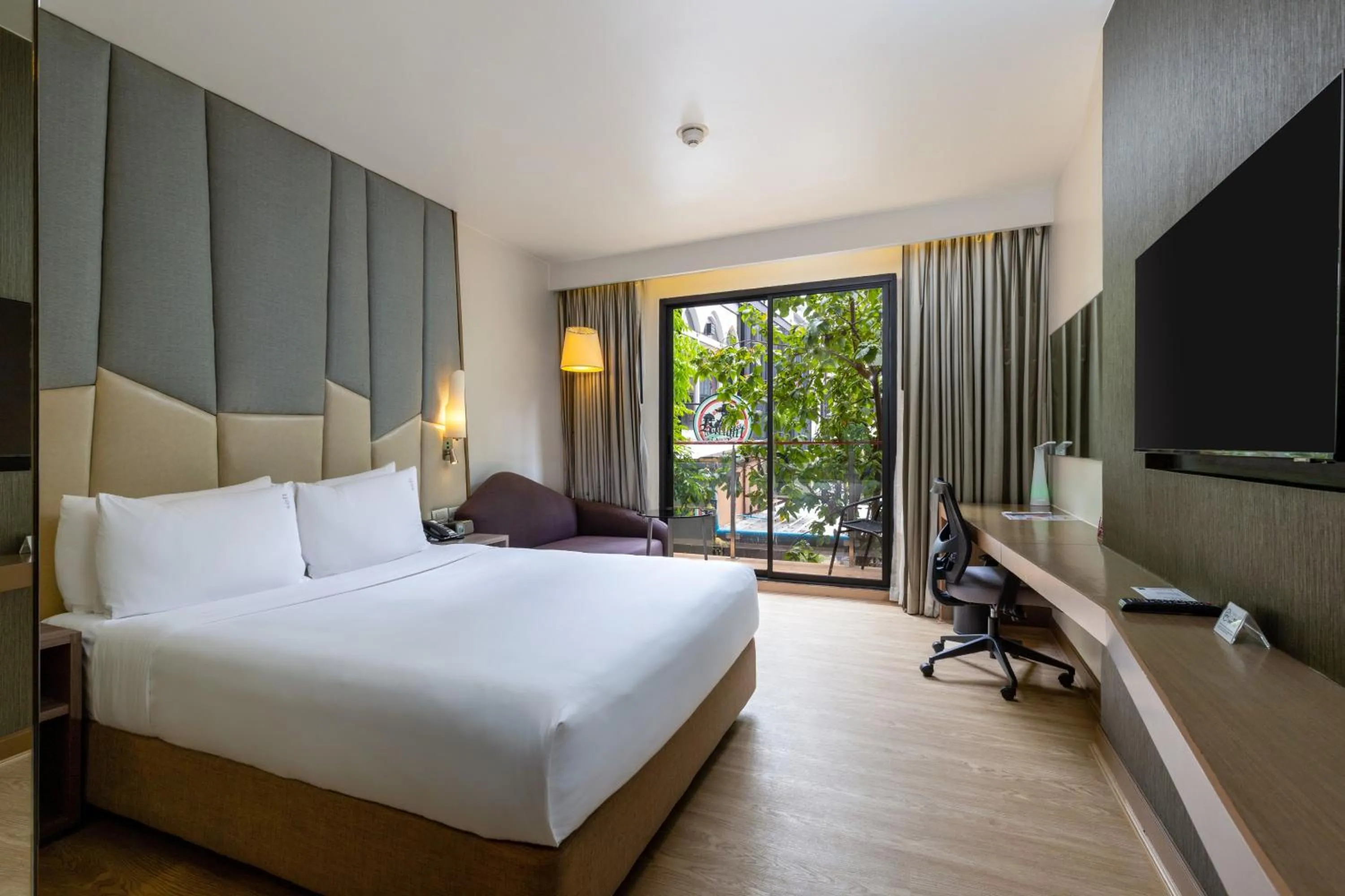 Bed in Holiday Inn Express Bangkok Sukhumvit 11 by IHG