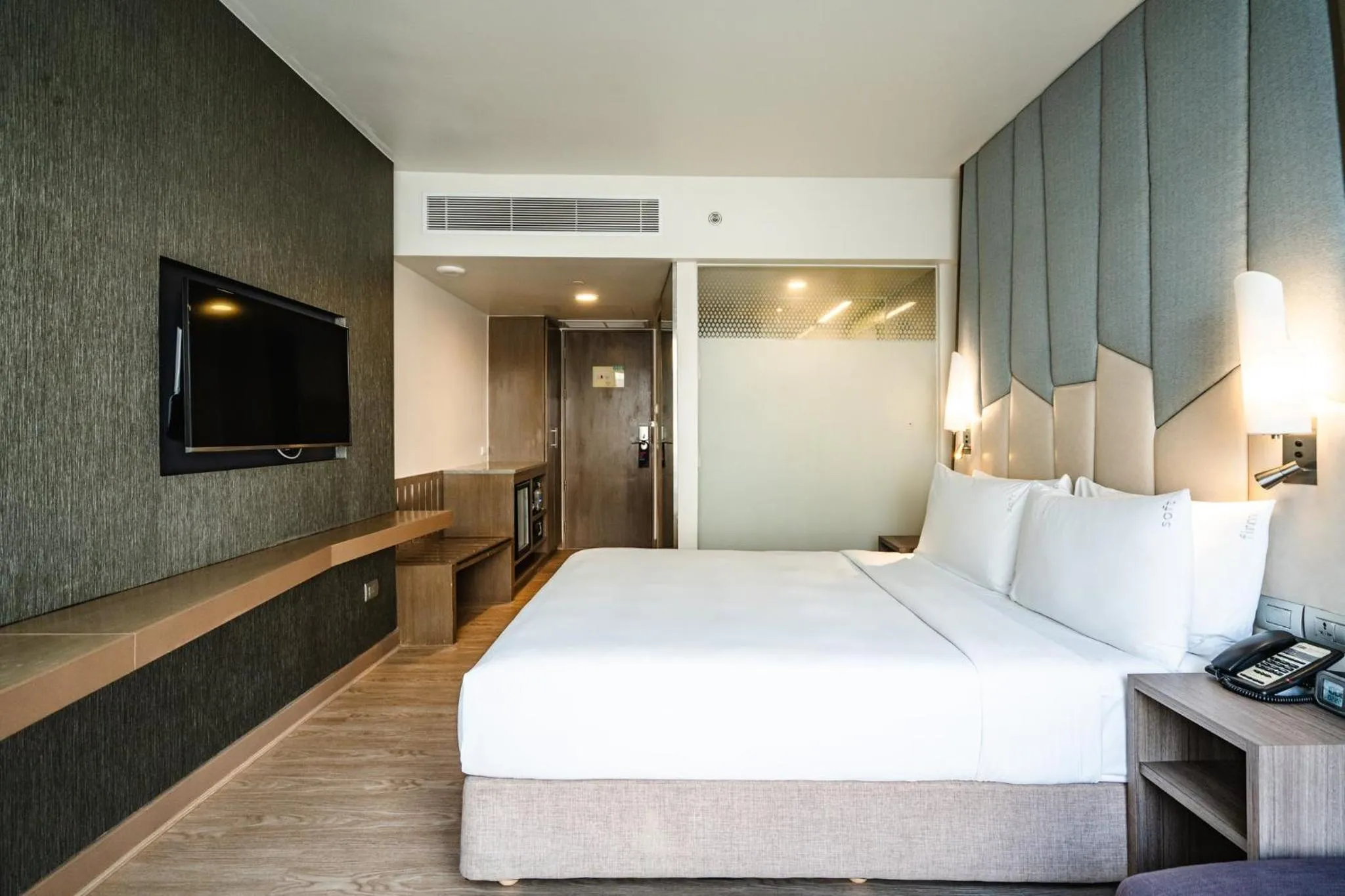Photo of the whole room, Bed in Holiday Inn Express Bangkok Sukhumvit 11 by IHG