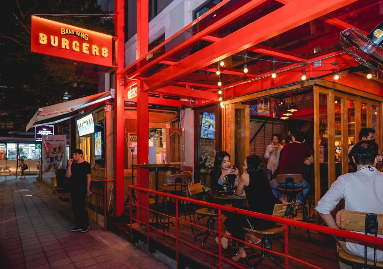 Restaurant/places to eat in Holiday Inn Express Bangkok Sukhumvit 11 by IHG