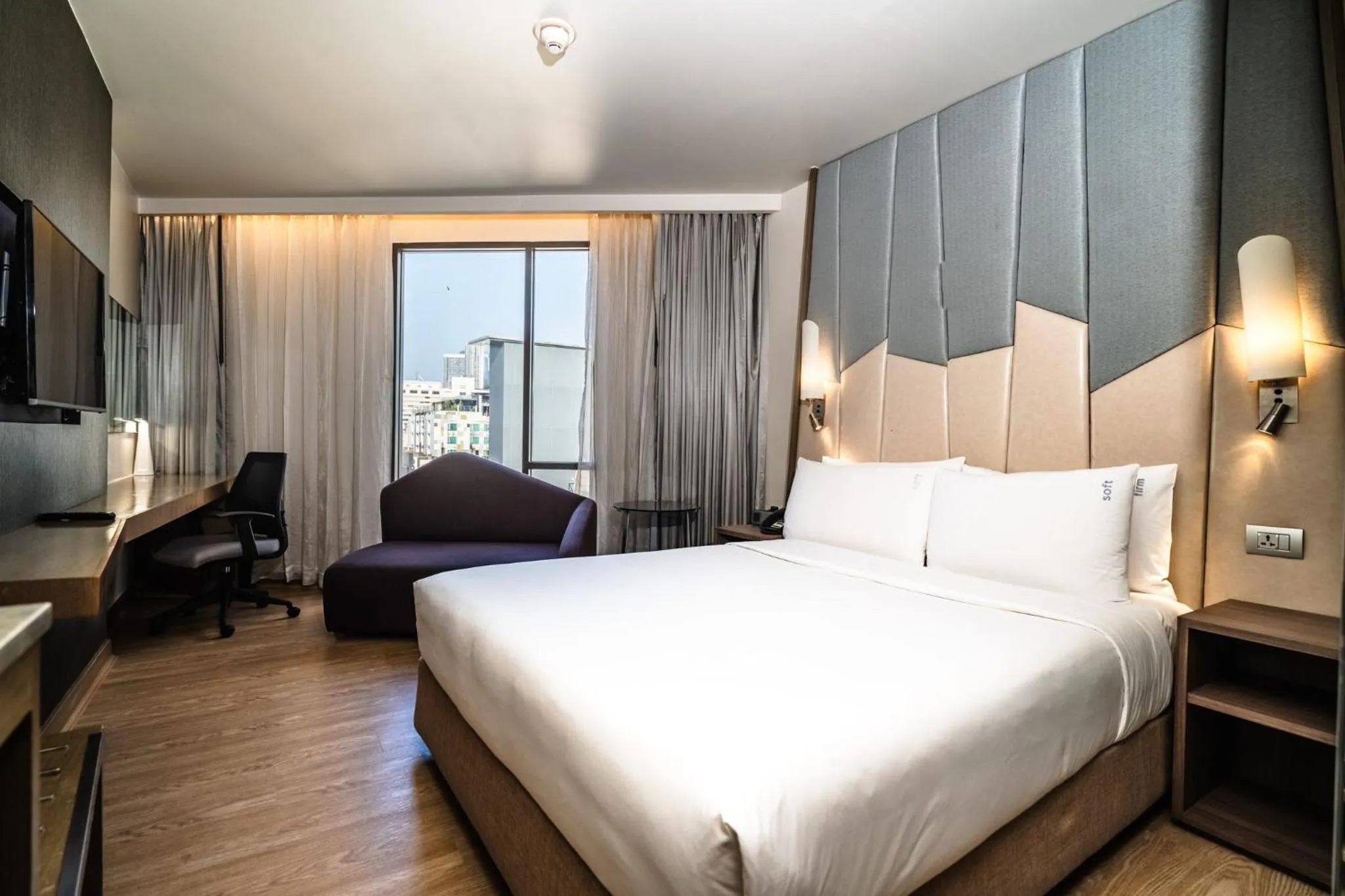 Photo of the whole room, Bed in Holiday Inn Express Bangkok Sukhumvit 11 by IHG
