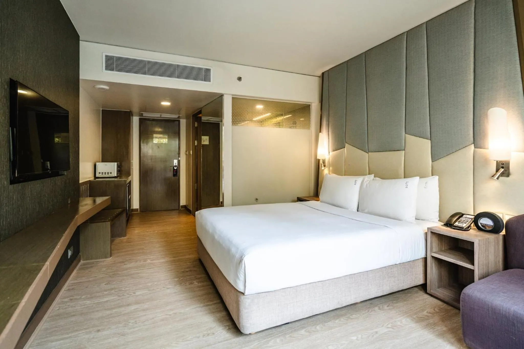 Photo of the whole room, Bed in Holiday Inn Express Bangkok Sukhumvit 11 by IHG