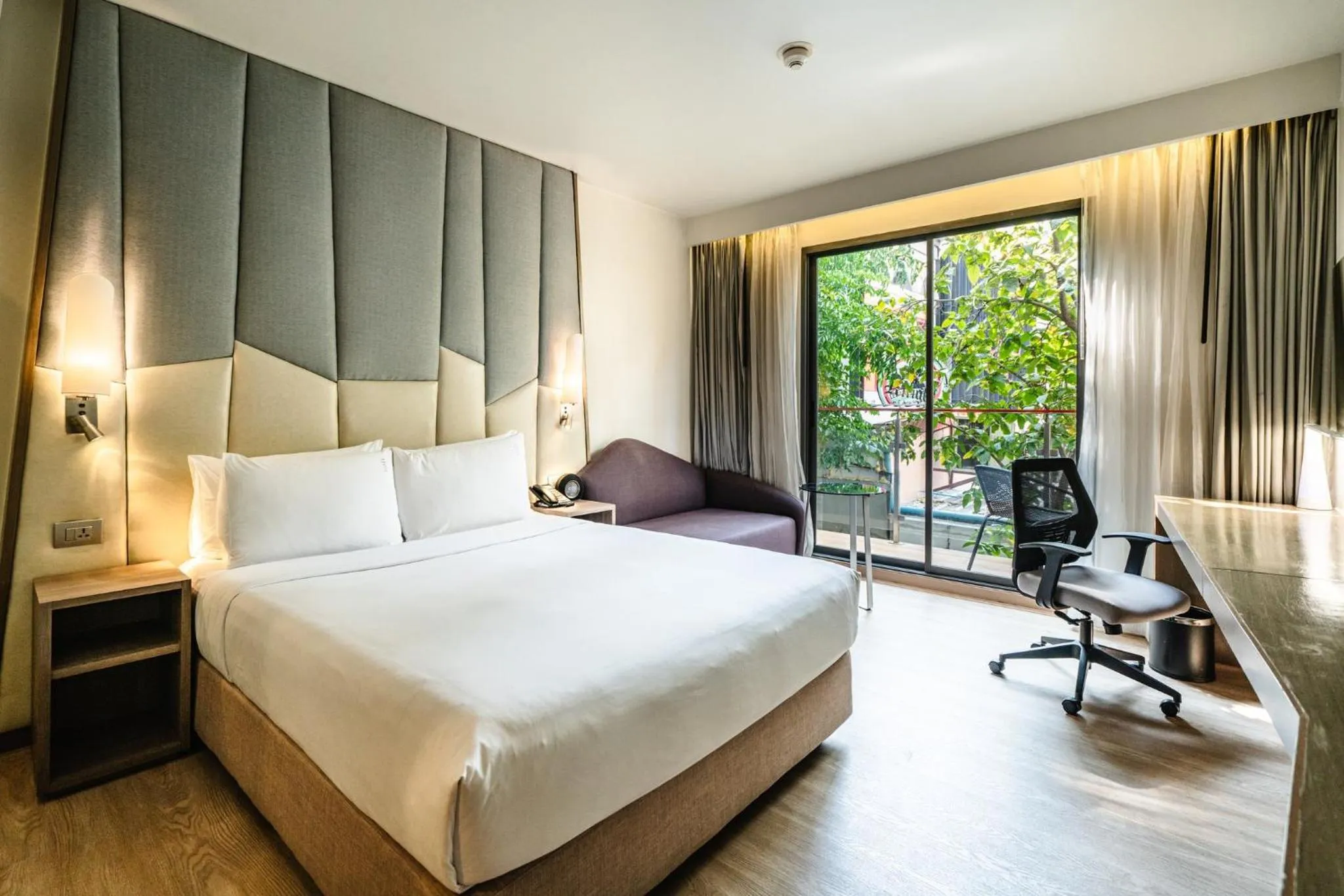 Photo of the whole room, Bed in Holiday Inn Express Bangkok Sukhumvit 11 by IHG
