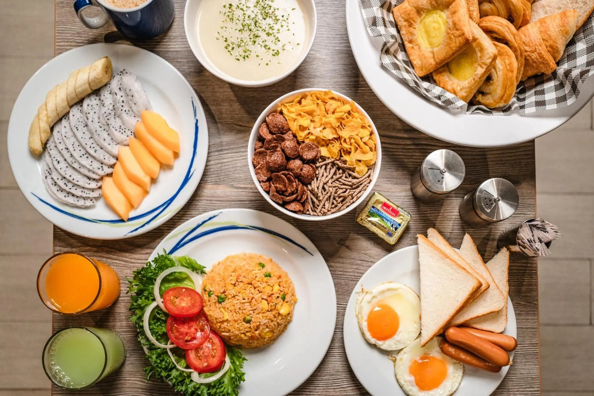 Restaurant/places to eat in Holiday Inn Express Bangkok Sukhumvit 11 by IHG