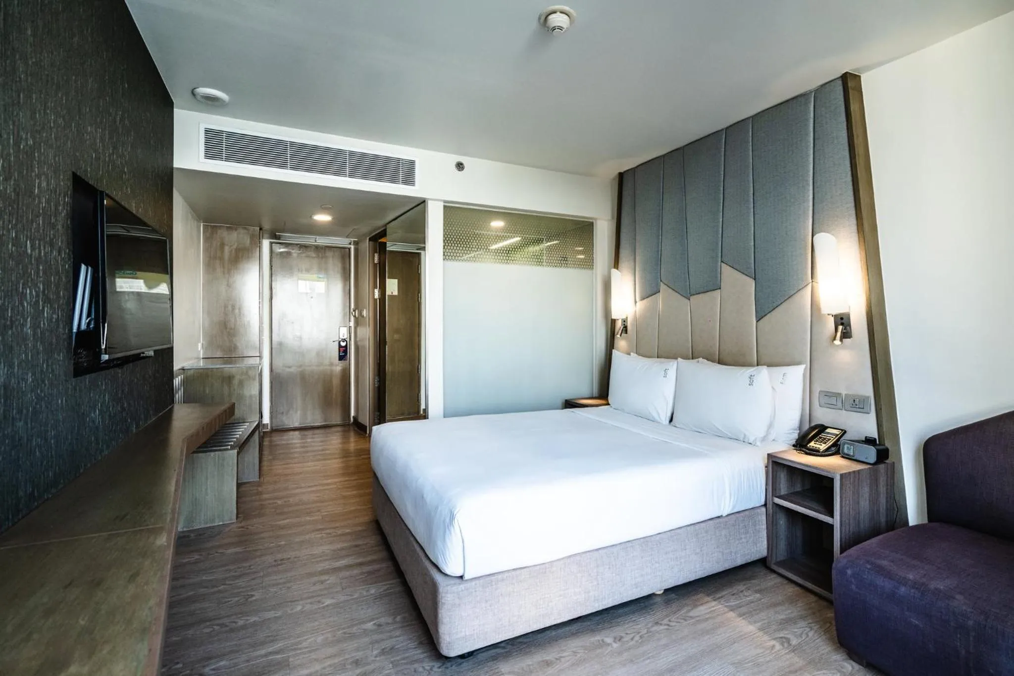 Photo of the whole room, Bed in Holiday Inn Express Bangkok Sukhumvit 11 by IHG
