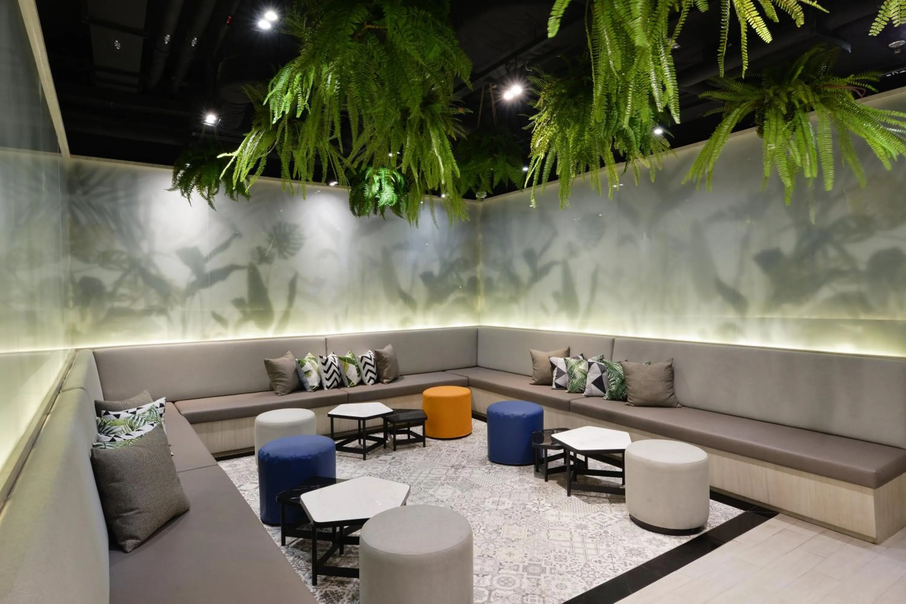 Meeting/conference room in Holiday Inn Express Bangkok Sukhumvit 11 by IHG