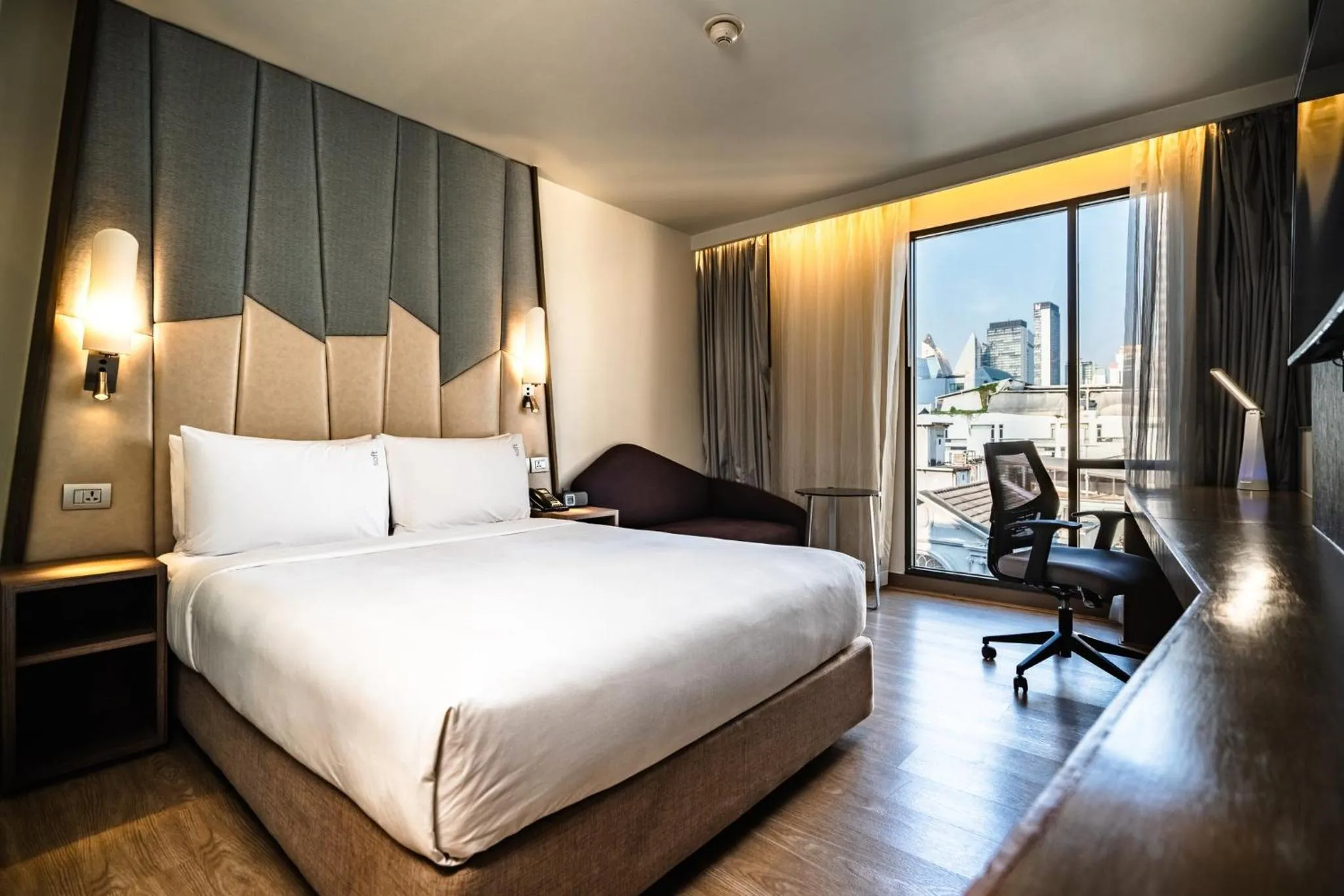 Photo of the whole room, Bed in Holiday Inn Express Bangkok Sukhumvit 11 by IHG
