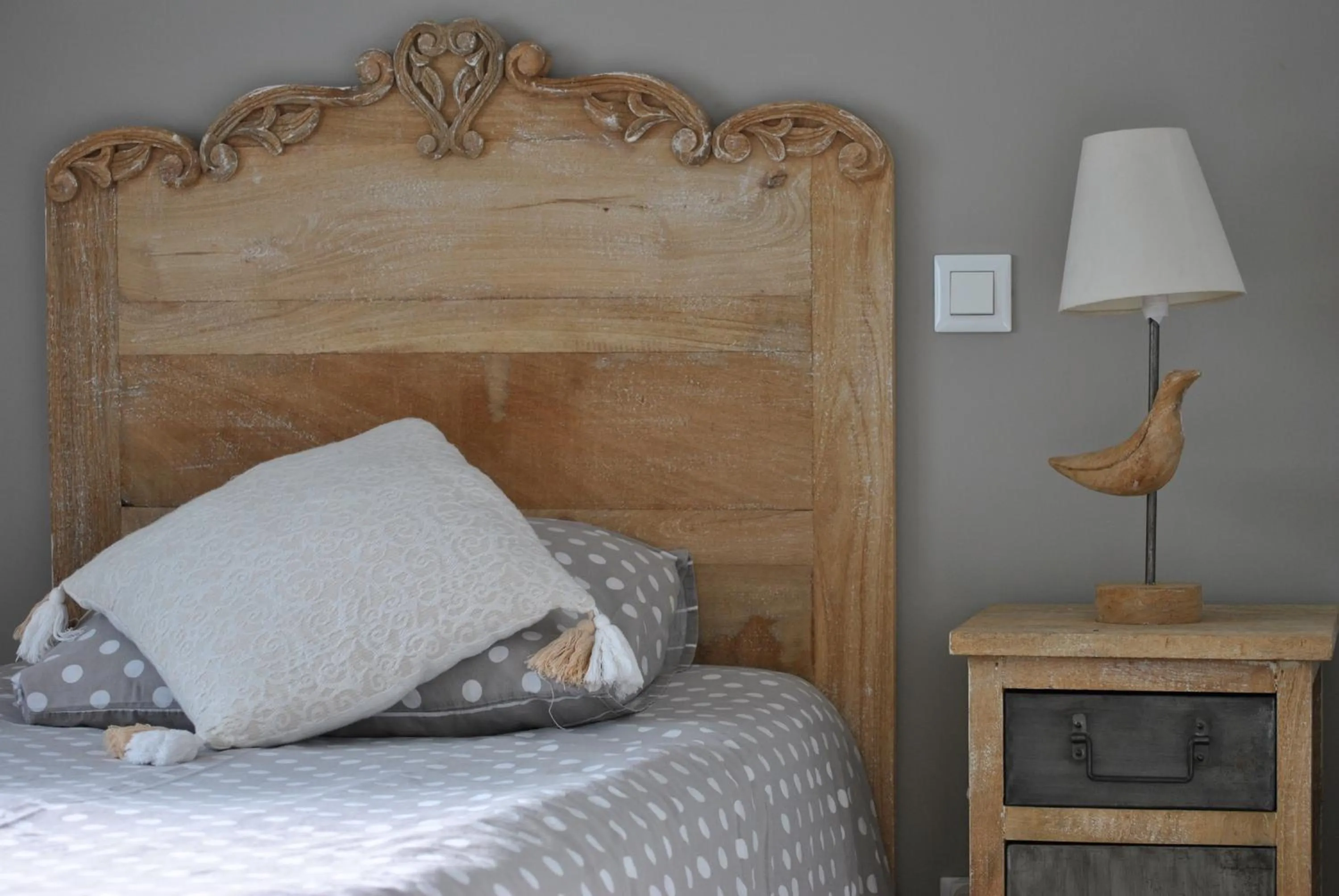 Decorative detail, Bed in Hotel Les Voyageurs