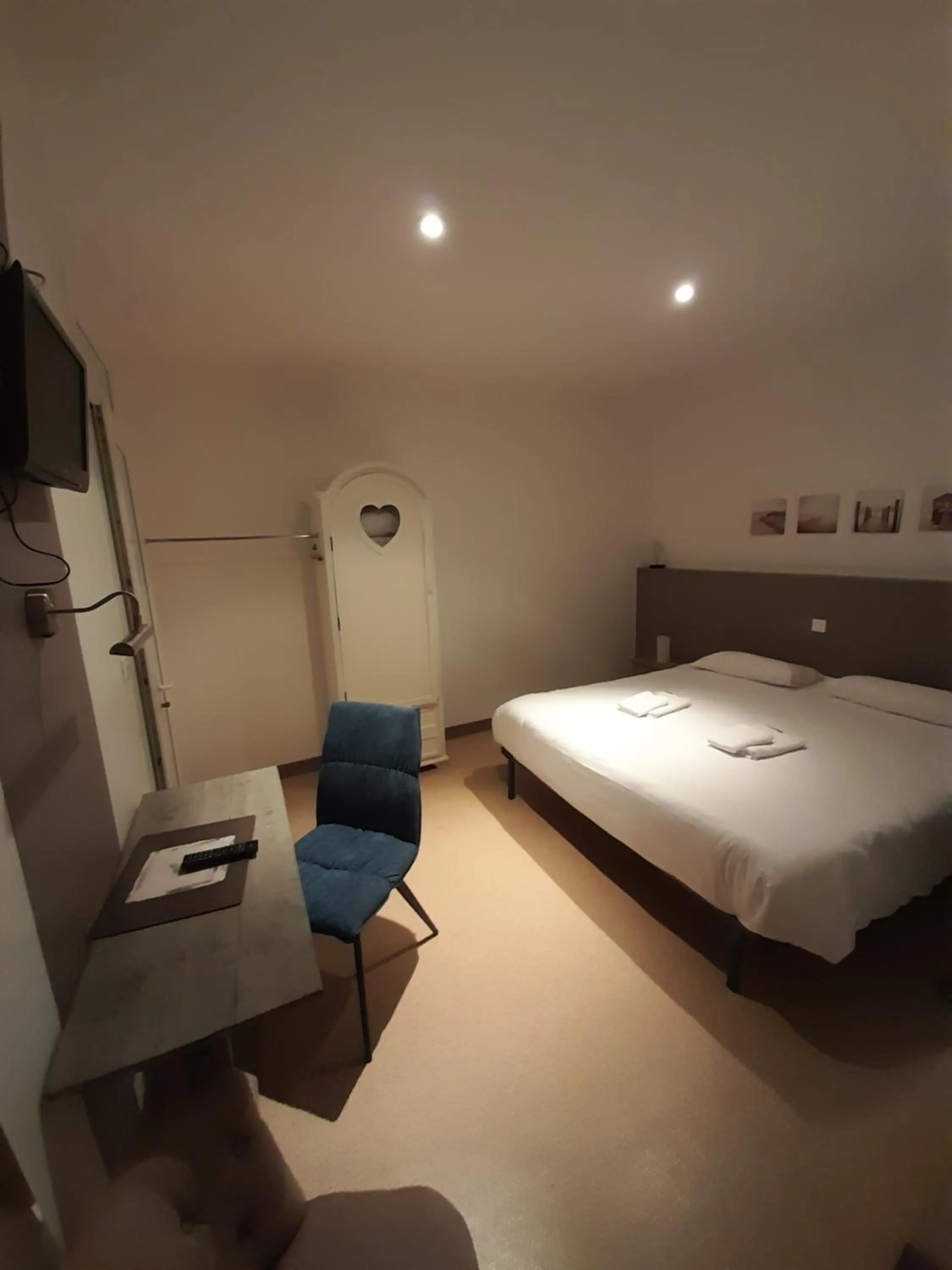 TV and multimedia, Bed in Hotel Les Voyageurs