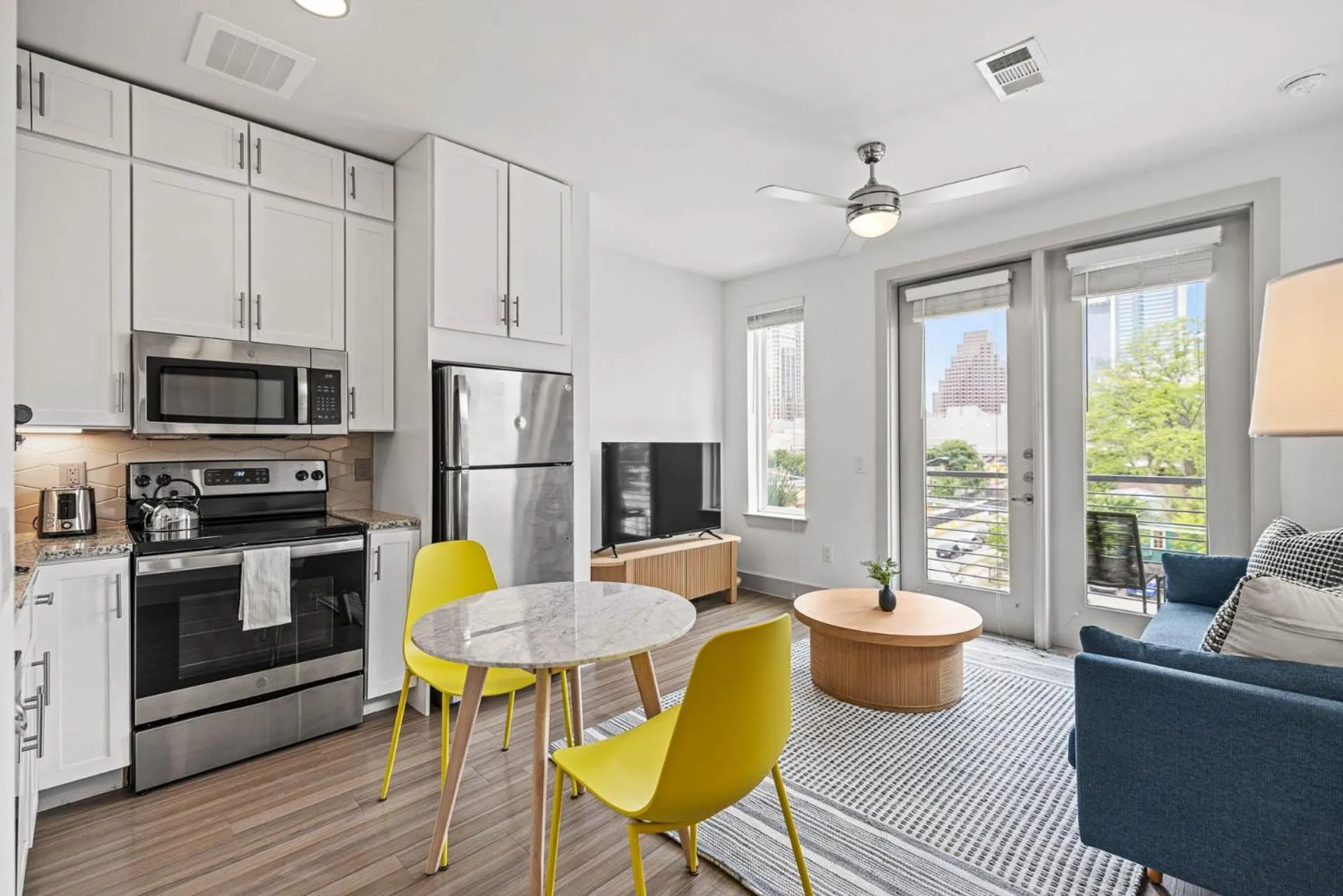 Kitchen or kitchenette in Placemakr Downtown Austin